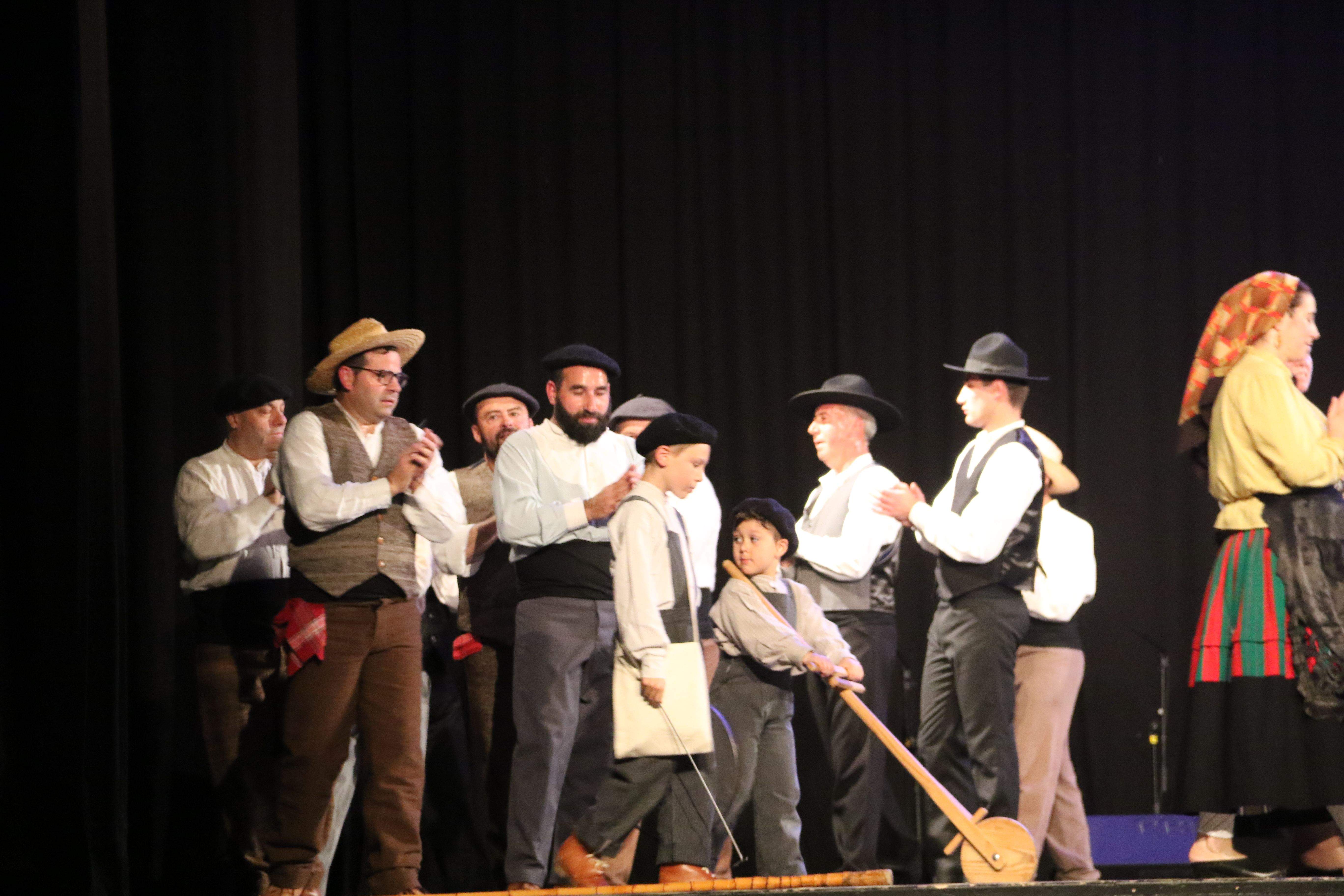 El Grup de Folklore Casa de Portugal va fer pujar una cinquantena de persones a l'escenari.