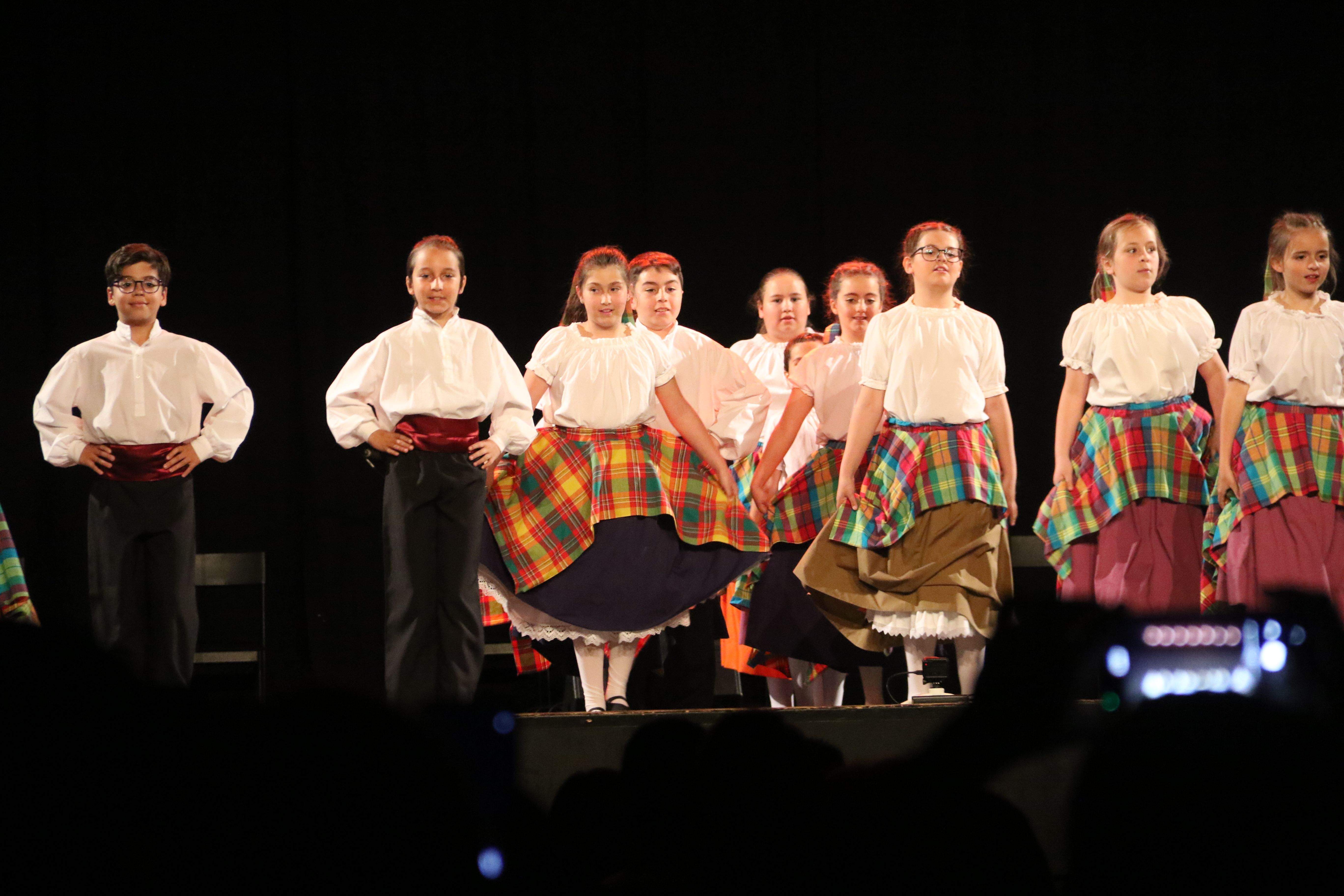 L'Esbart Santa Anna incorpora al cos de dansa diverses generacions.