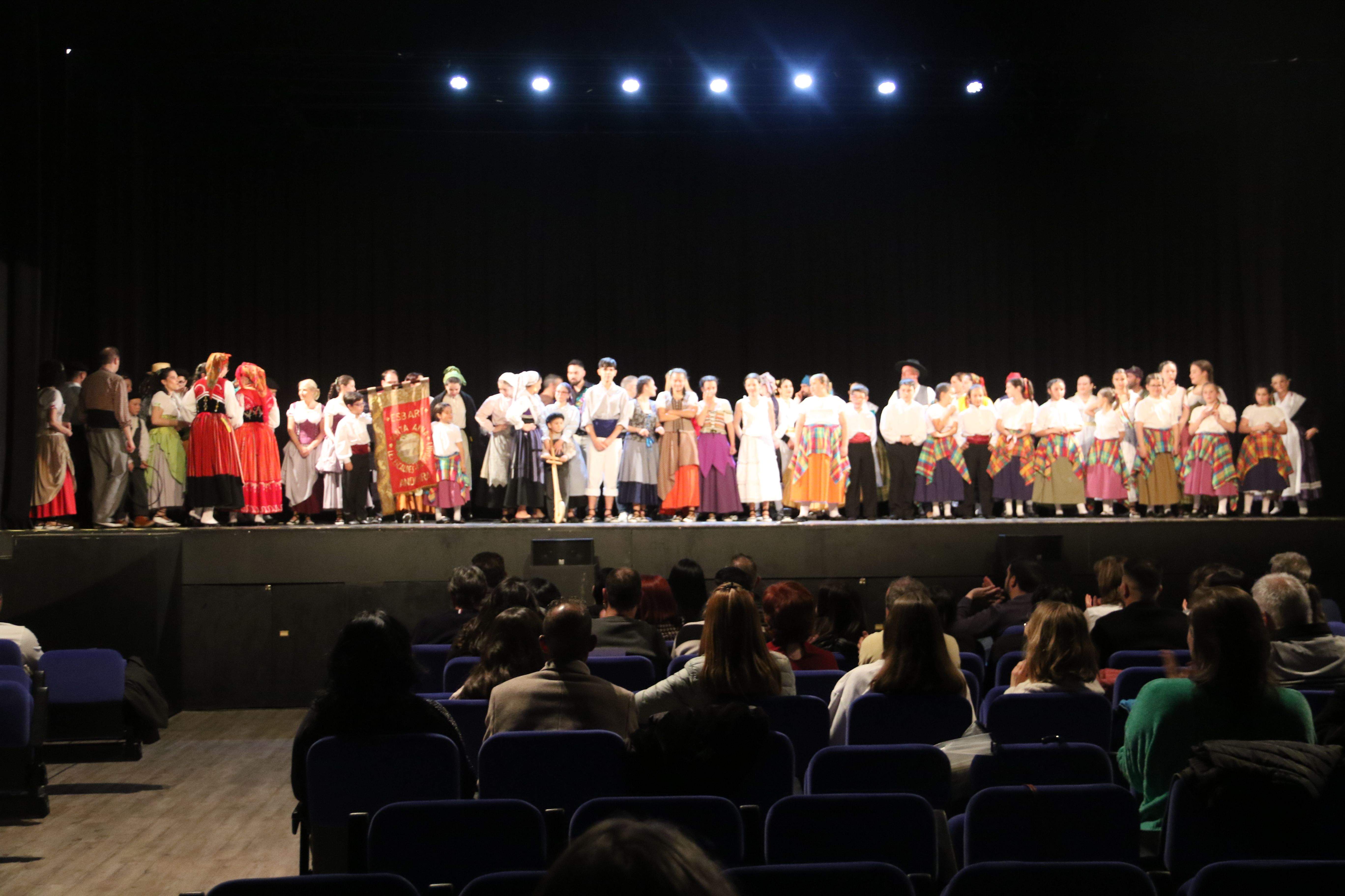 Una foto de grup de tots els participants en la mostra.