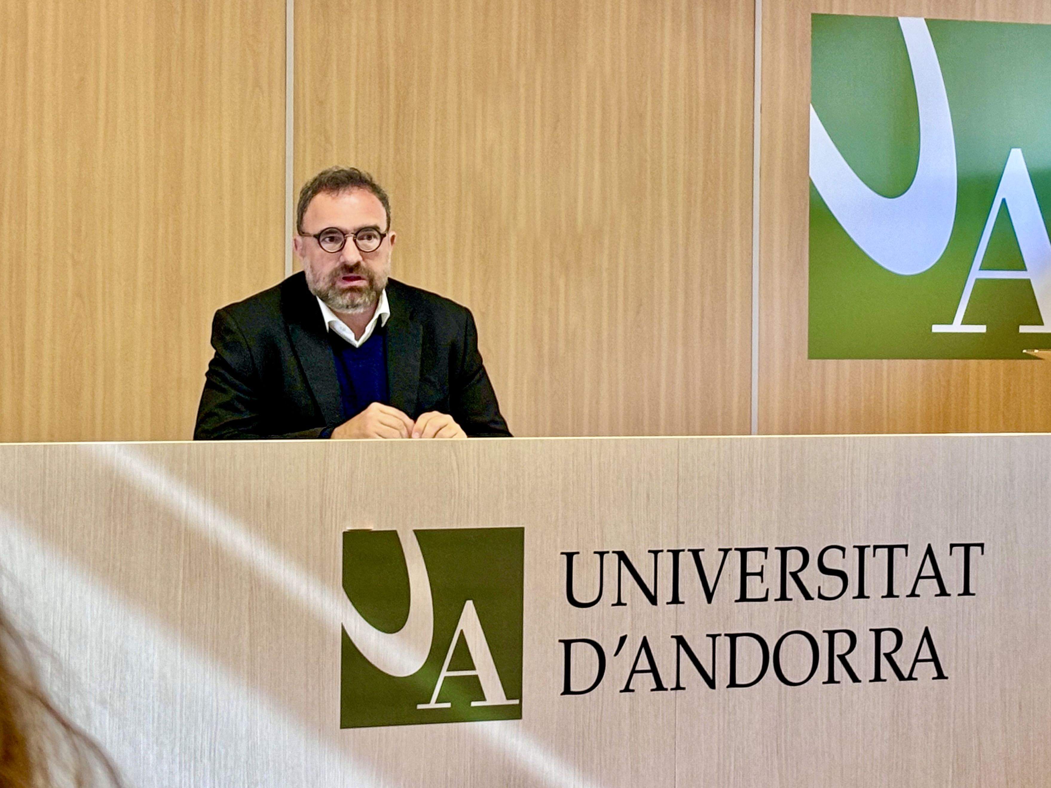 Juli Minoves en una de les presentacions d'aquests dies a la Universitat d'Andorra. Juli Minoves en una de les presentacions d'aquests dies a la Universitat d'Andorra.
