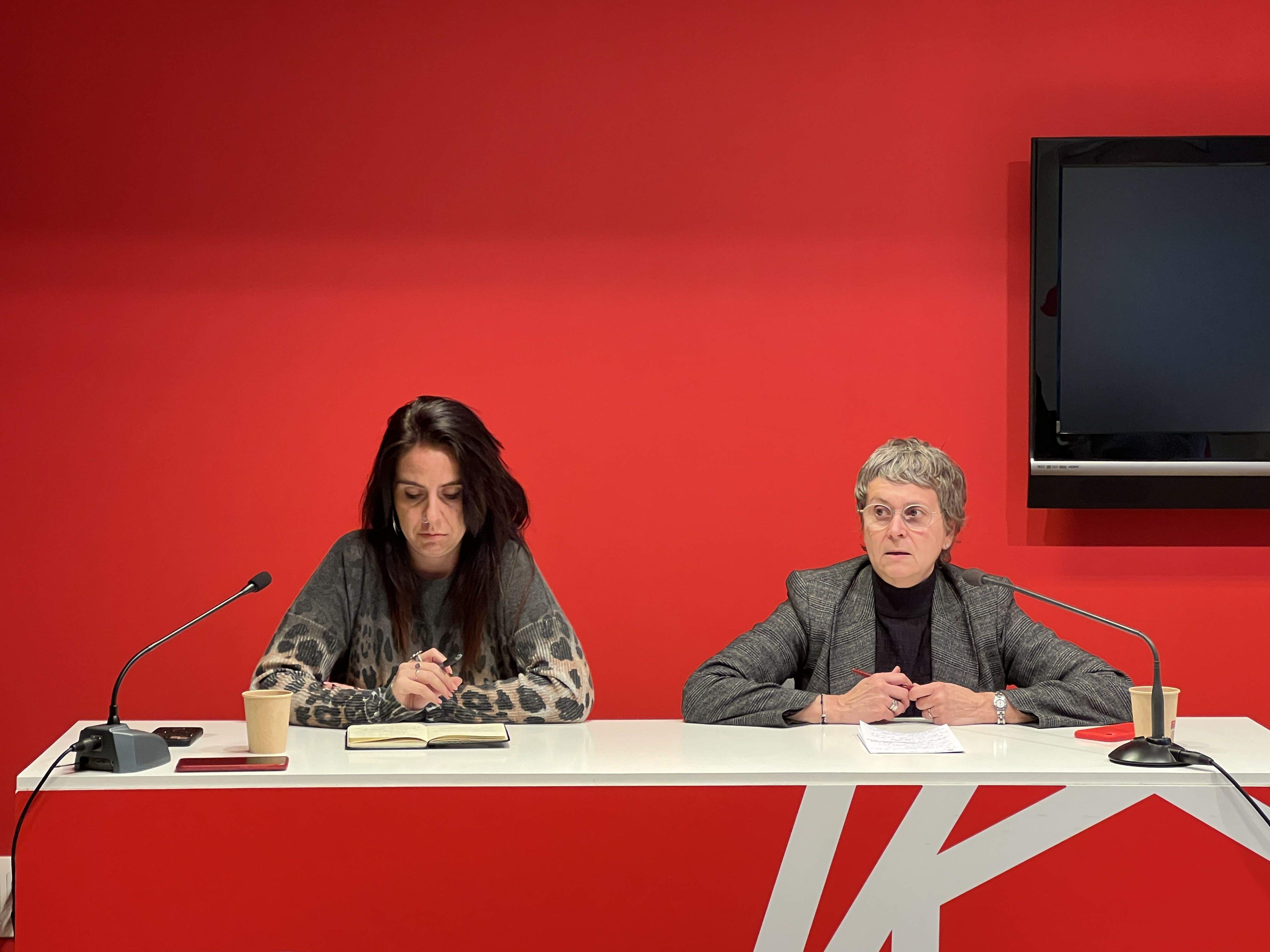 Carla Guinot i Susanna Vela durant la compareixença.