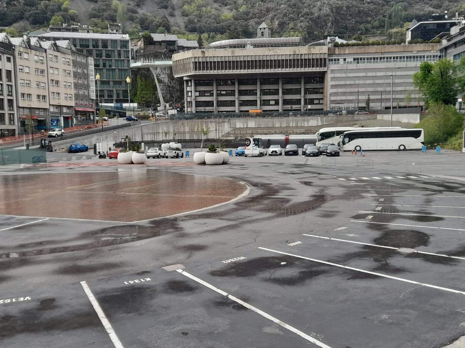 L'aparcament de busos de l'antiga plaça de braus.