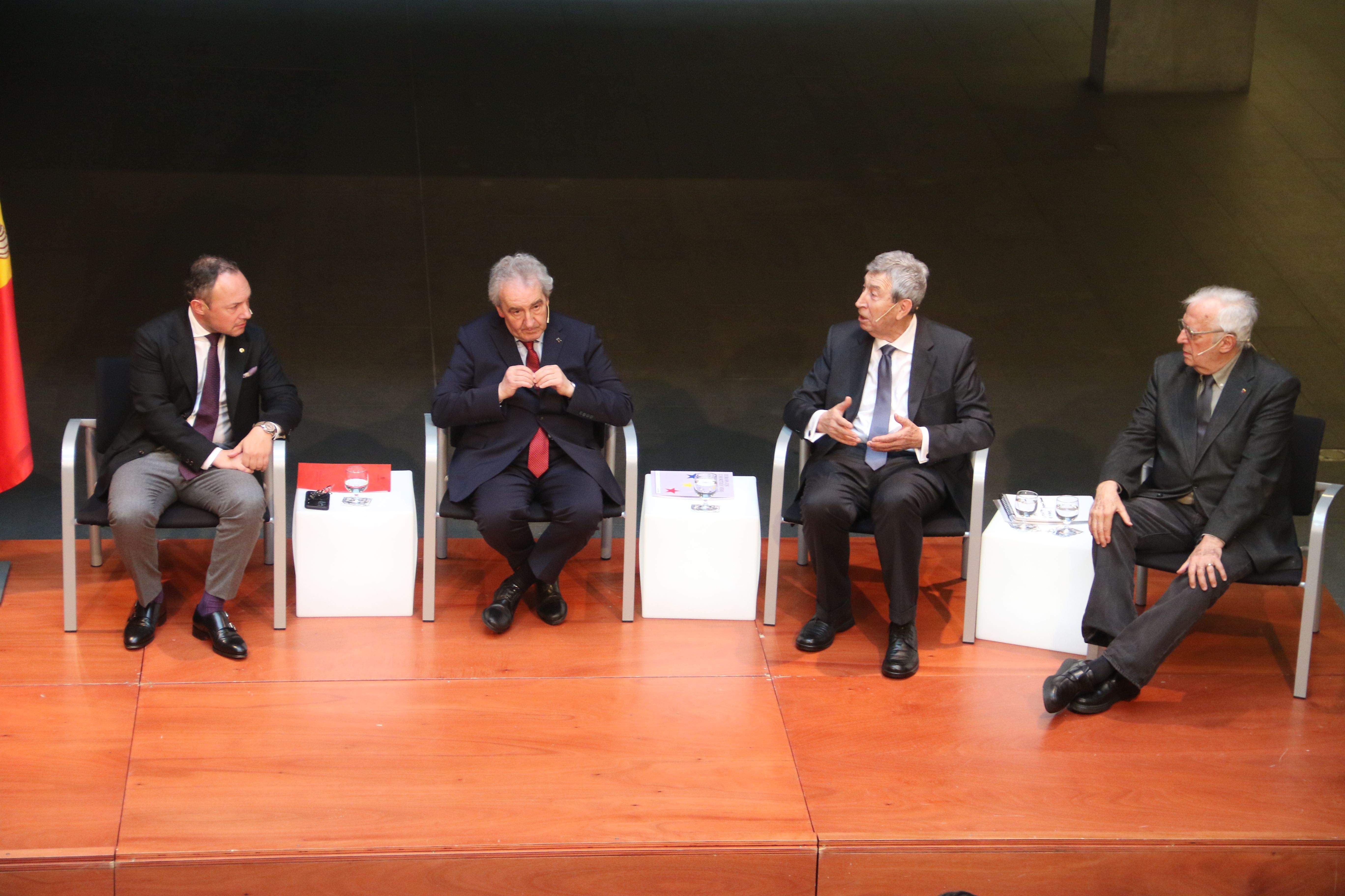 Els quatre mandataris governamentals durant el debat. Els quatre mandataris governamentals durant el debat.