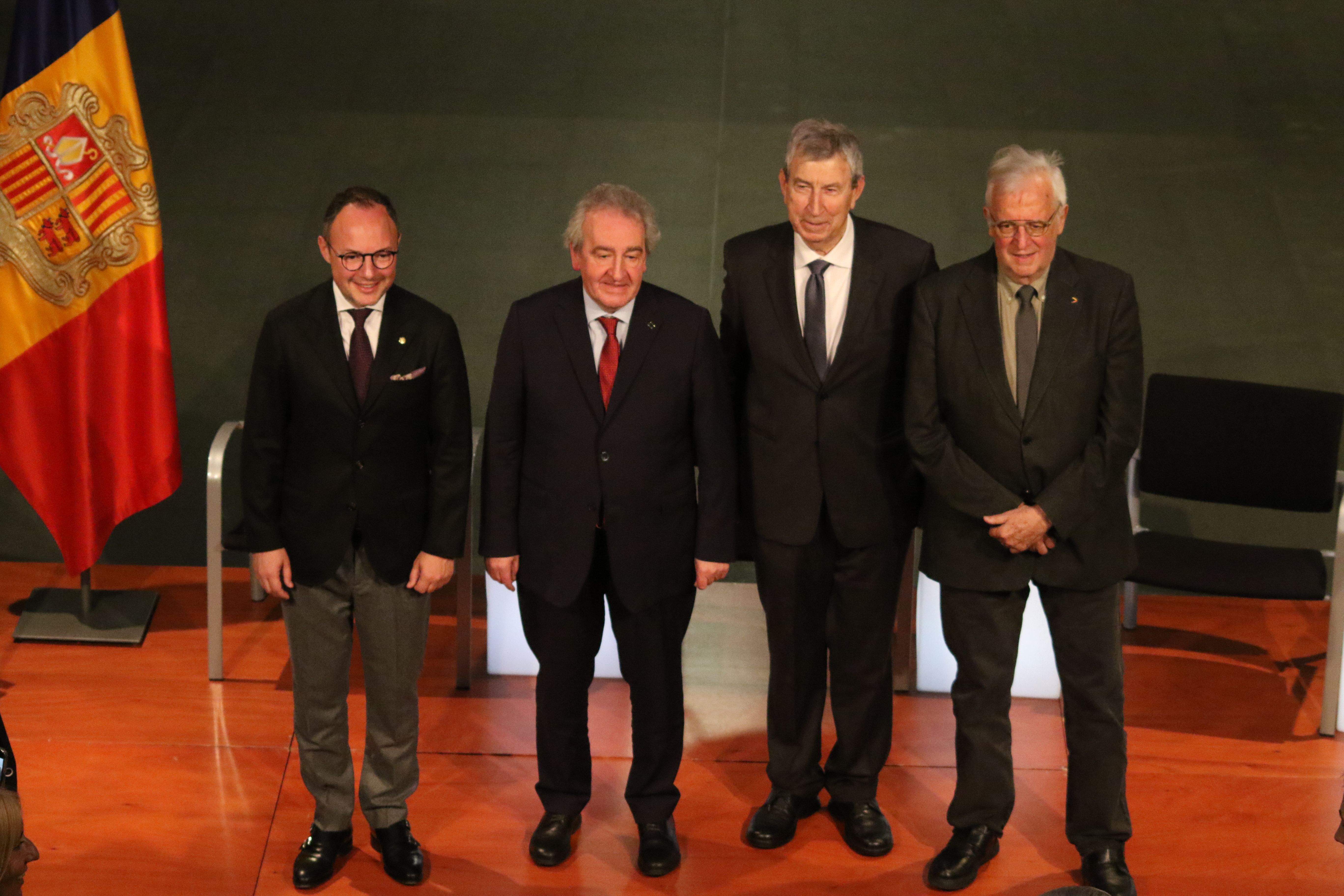 Els 'tertulians' una vegada acabat l'acte. Els 'tertulians' una vegada acabat l'acte.