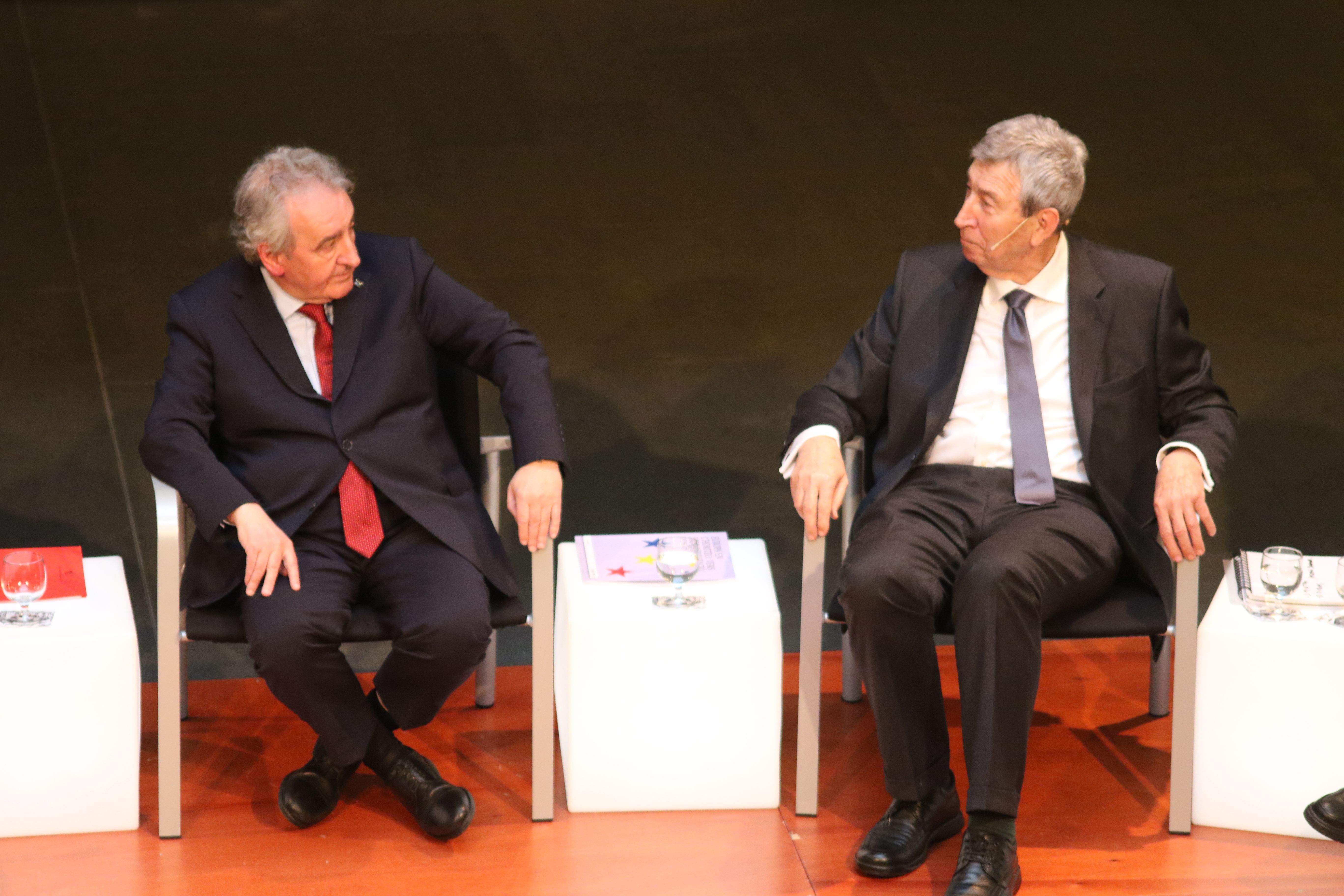 Bartumeu escoltant Pintat durant una intervenció del lauredià. Bartumeu escoltant Pintat durant una intervenció del lauredià.