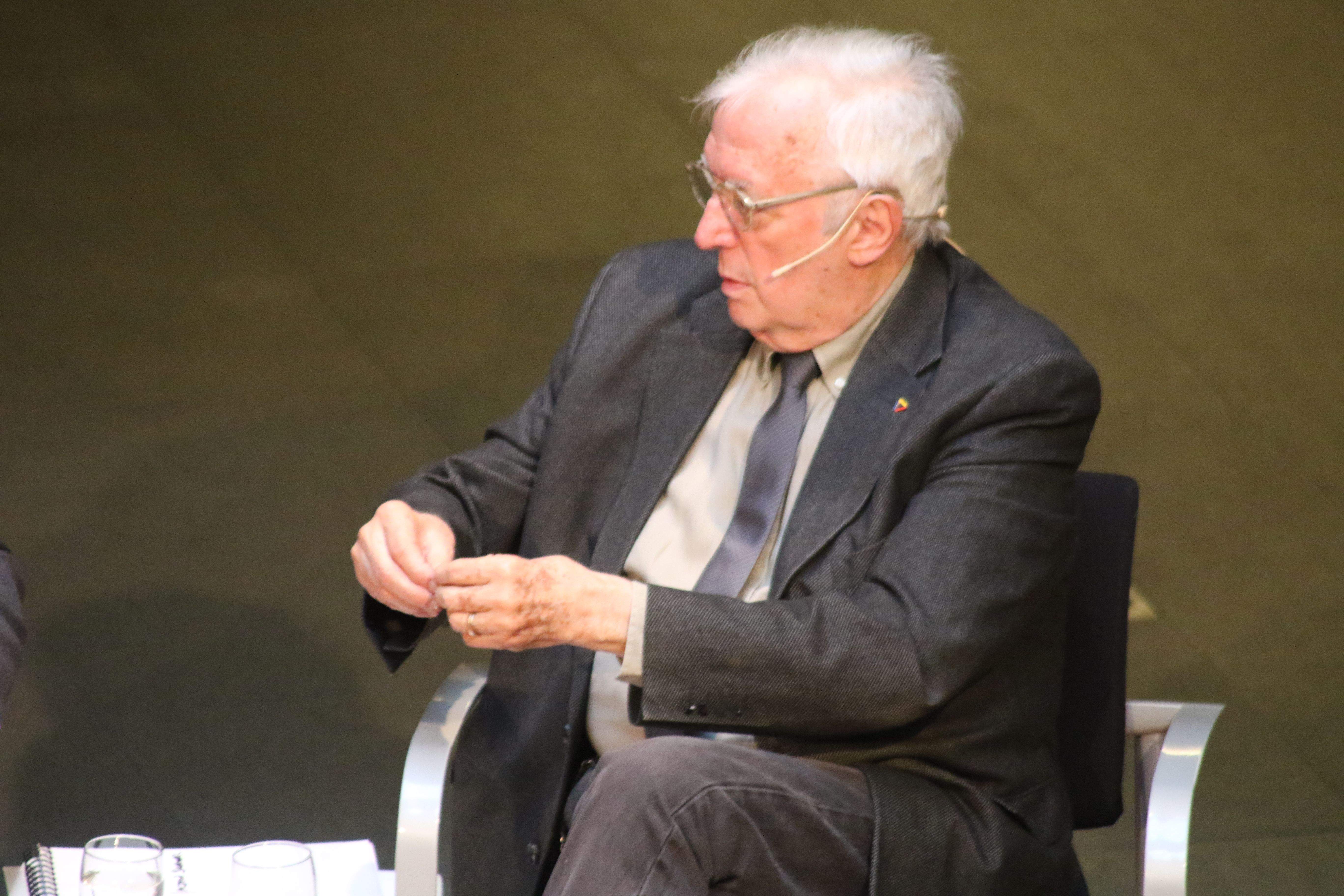 Marc Forné durant l'acte. Marc Forné durant l'acte.