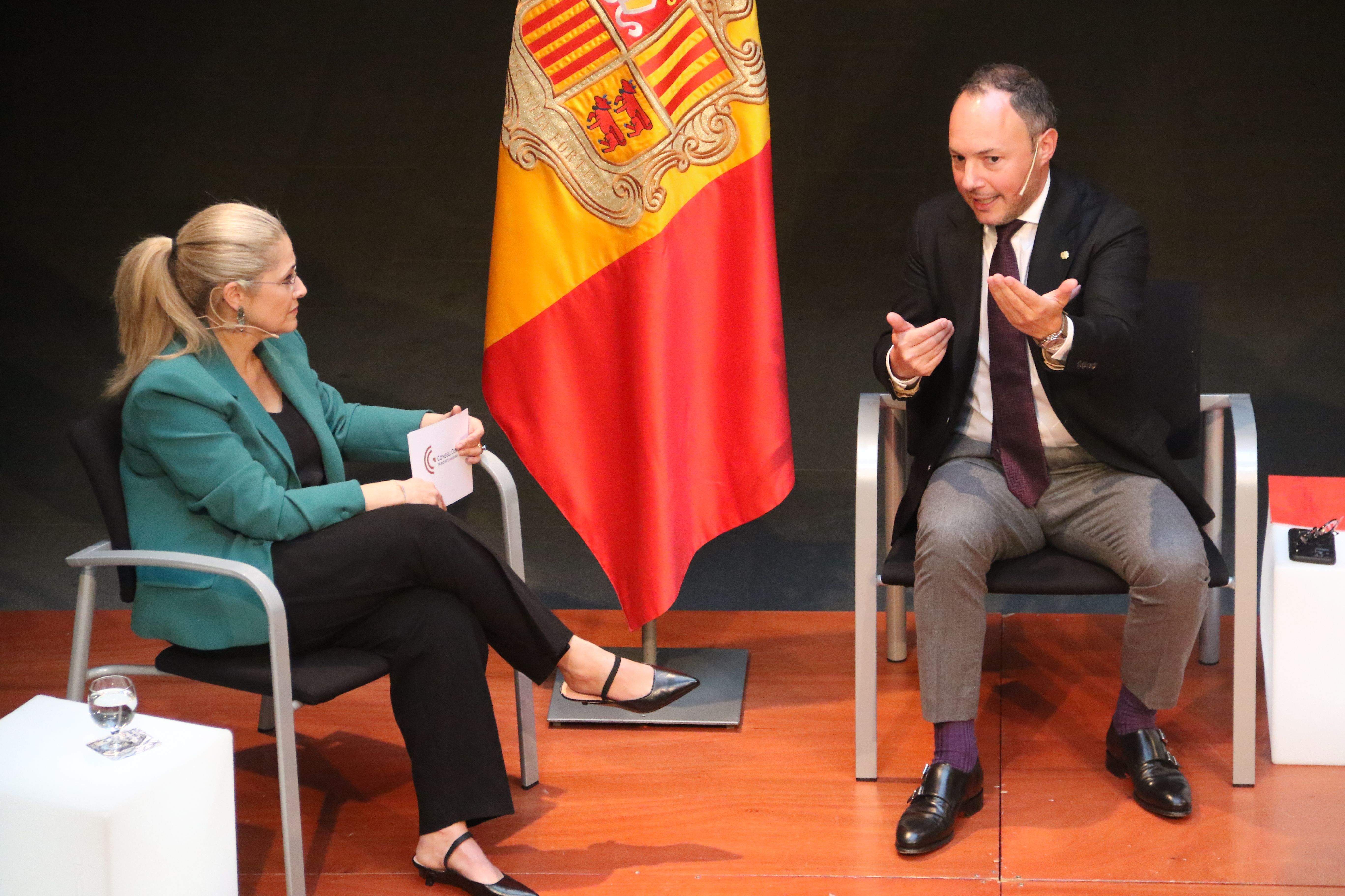 Xavier Espot dirigint-se a la moderadora, Noemí Rodríguez. Xavier Espot dirigint-se a la moderadora, Noemí Rodríguez.