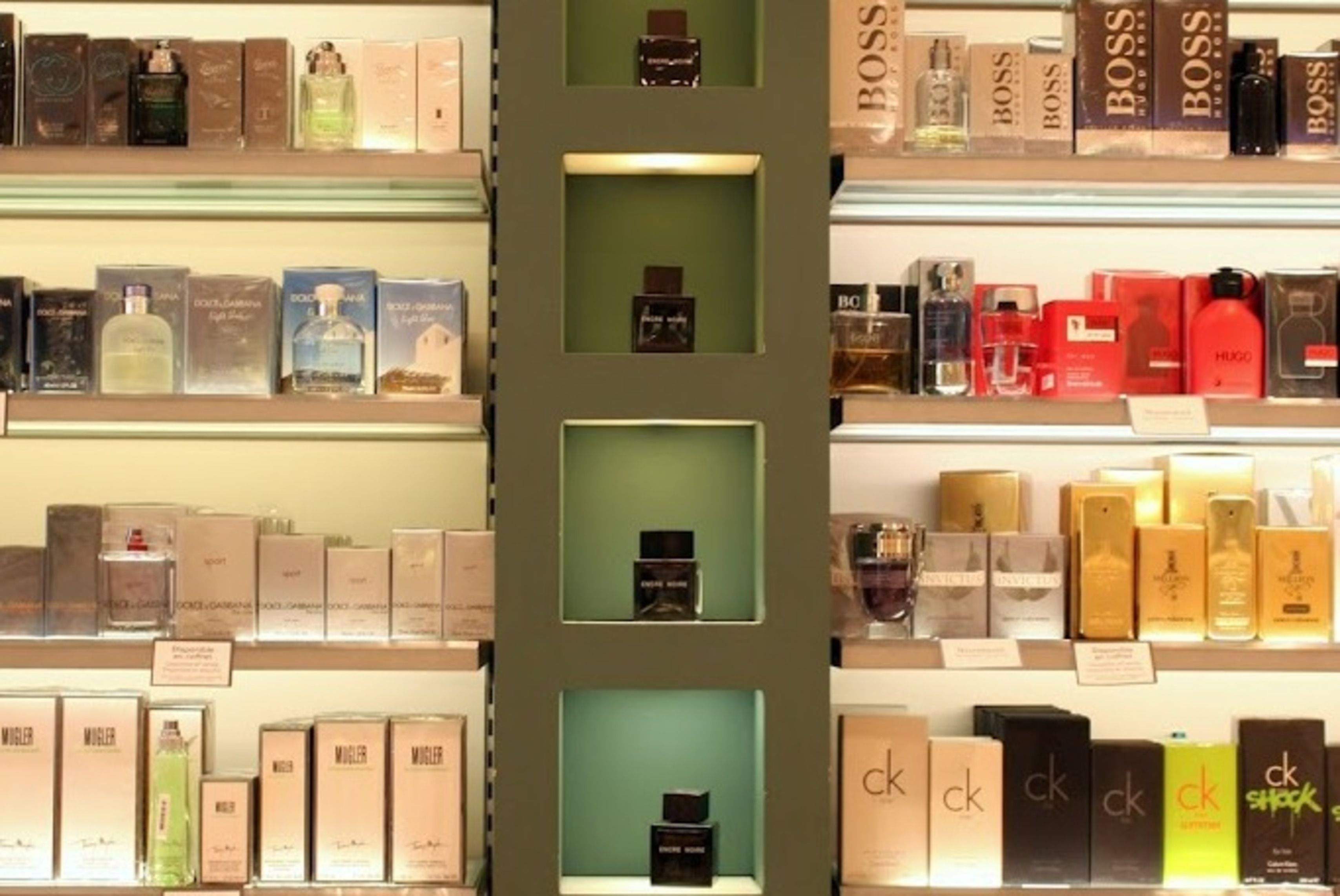 Prestatges d'una perfumeria del Pas de la Casa.