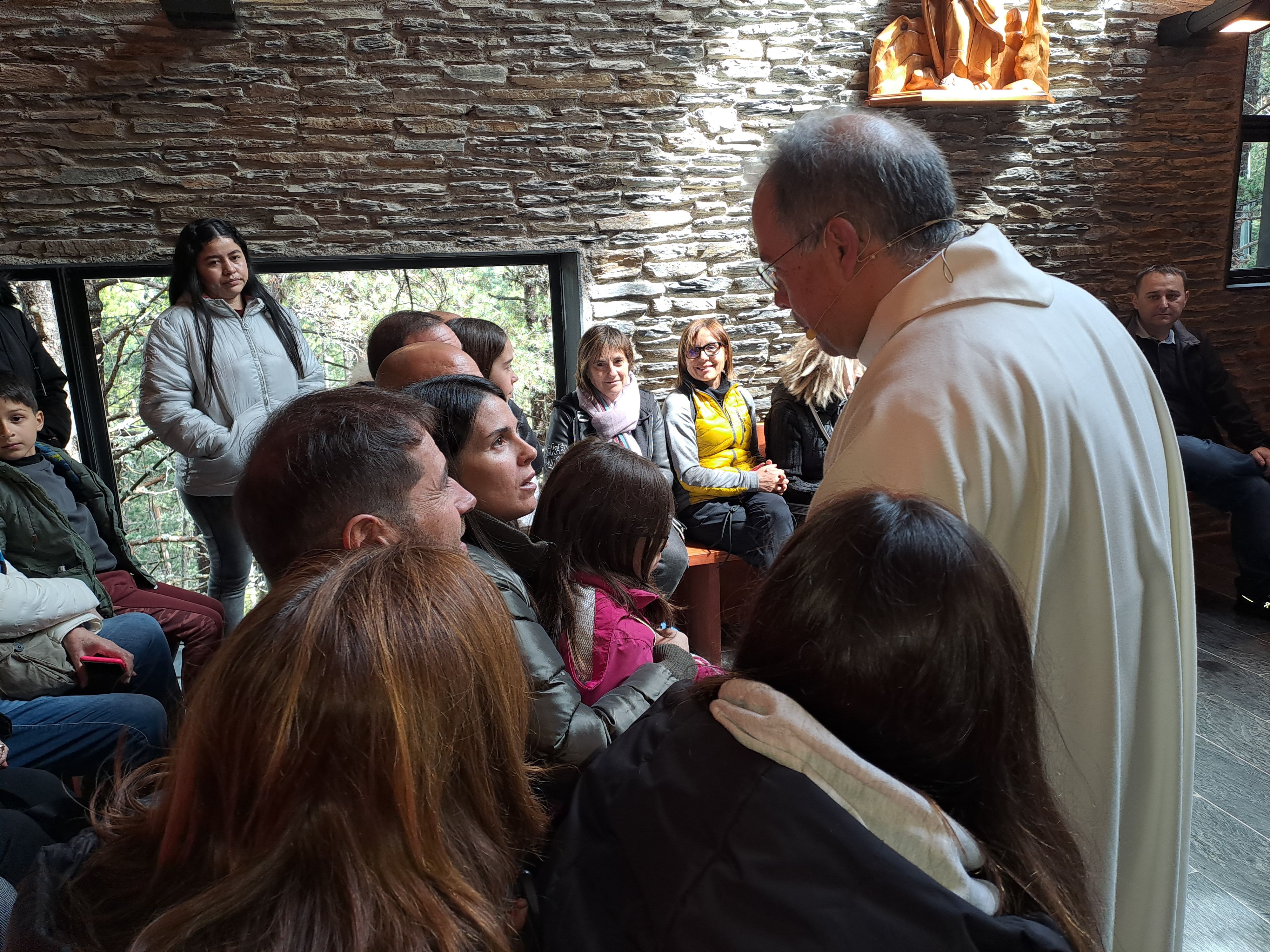 Mossèn Elvira parlant abans de la missa amb la cònsol Laura Mas. Mossèn Elvira parlant abans de la missa amb la cònsol Laura Mas.