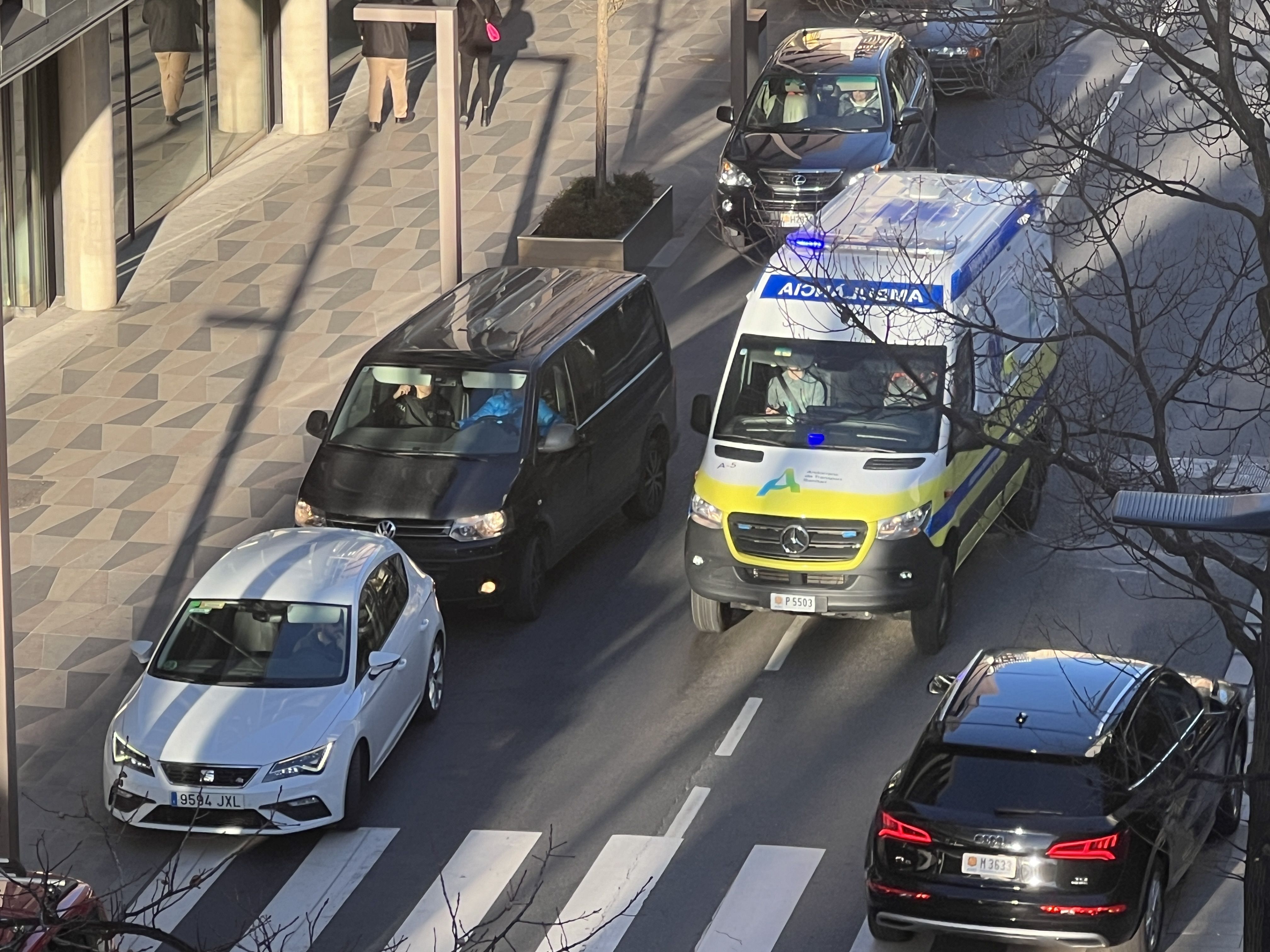 Una ambulància d'Andorrana de Transport Sanitari intentant obrir-se pas. Una ambulància d'Andorrana de Transport Sanitari intentant obrir-se pas.