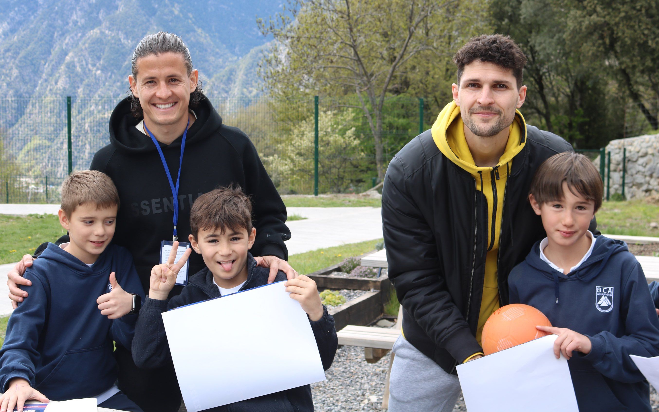 Els jugadors de l'FC Andorra han visitat escoles i associacions per demanar el seu suport per aquest diumenge davant l'Albacete.