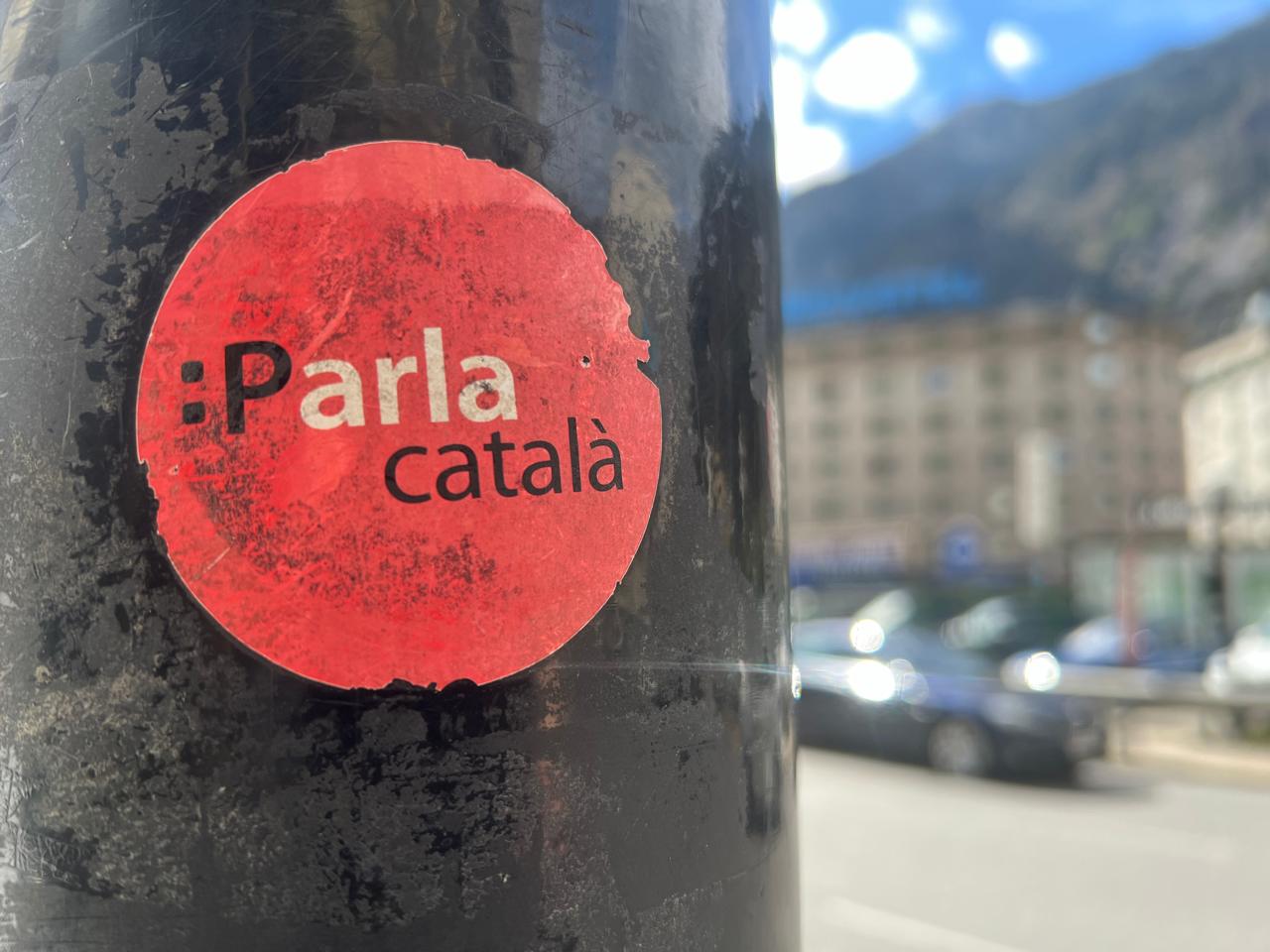 Una etitqueta promovent l'ús del català.