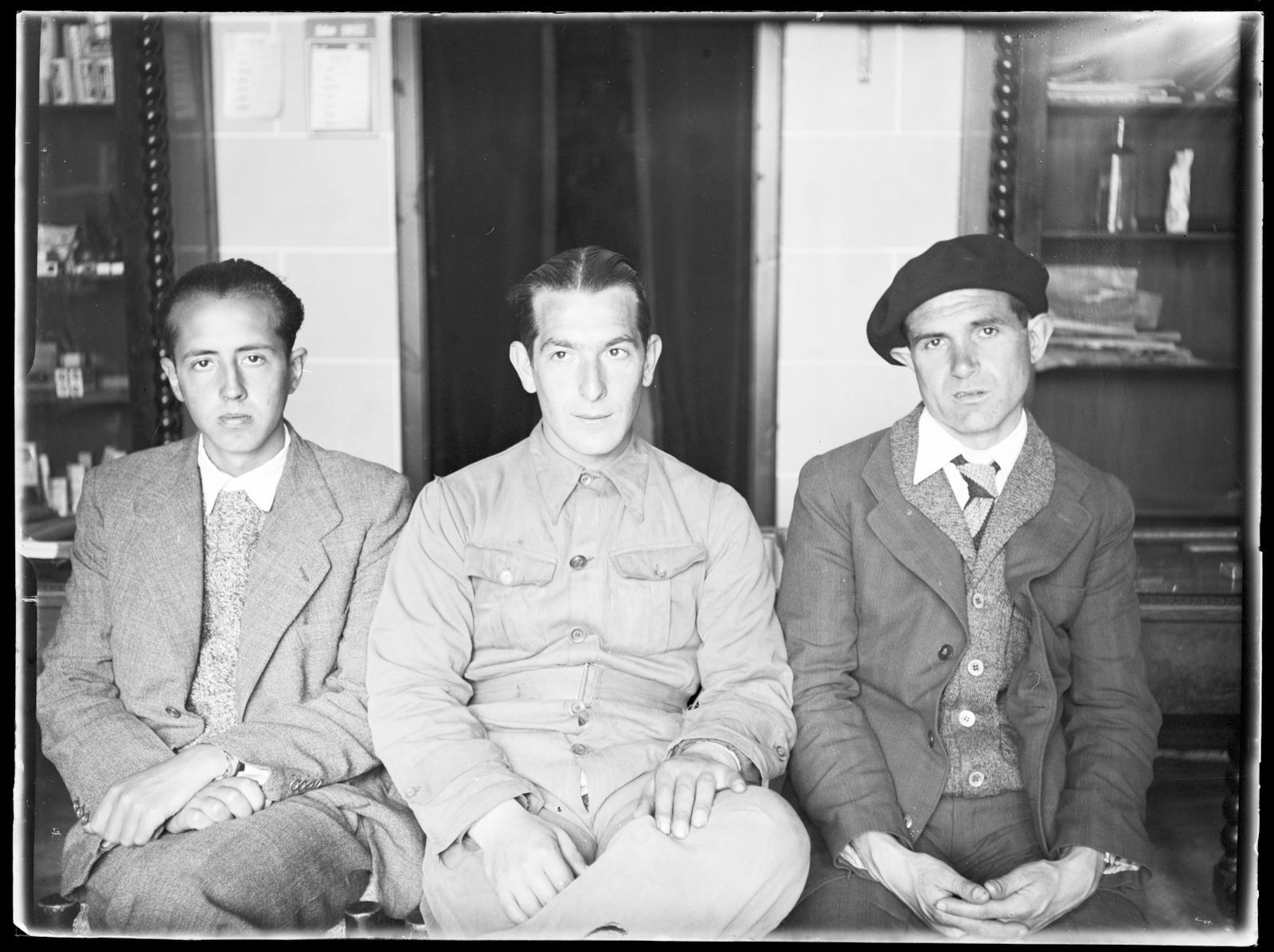 Alguns dels retrats es feien dins de la farmàcia. Alguns dels retrats es feien dins de la farmàcia.