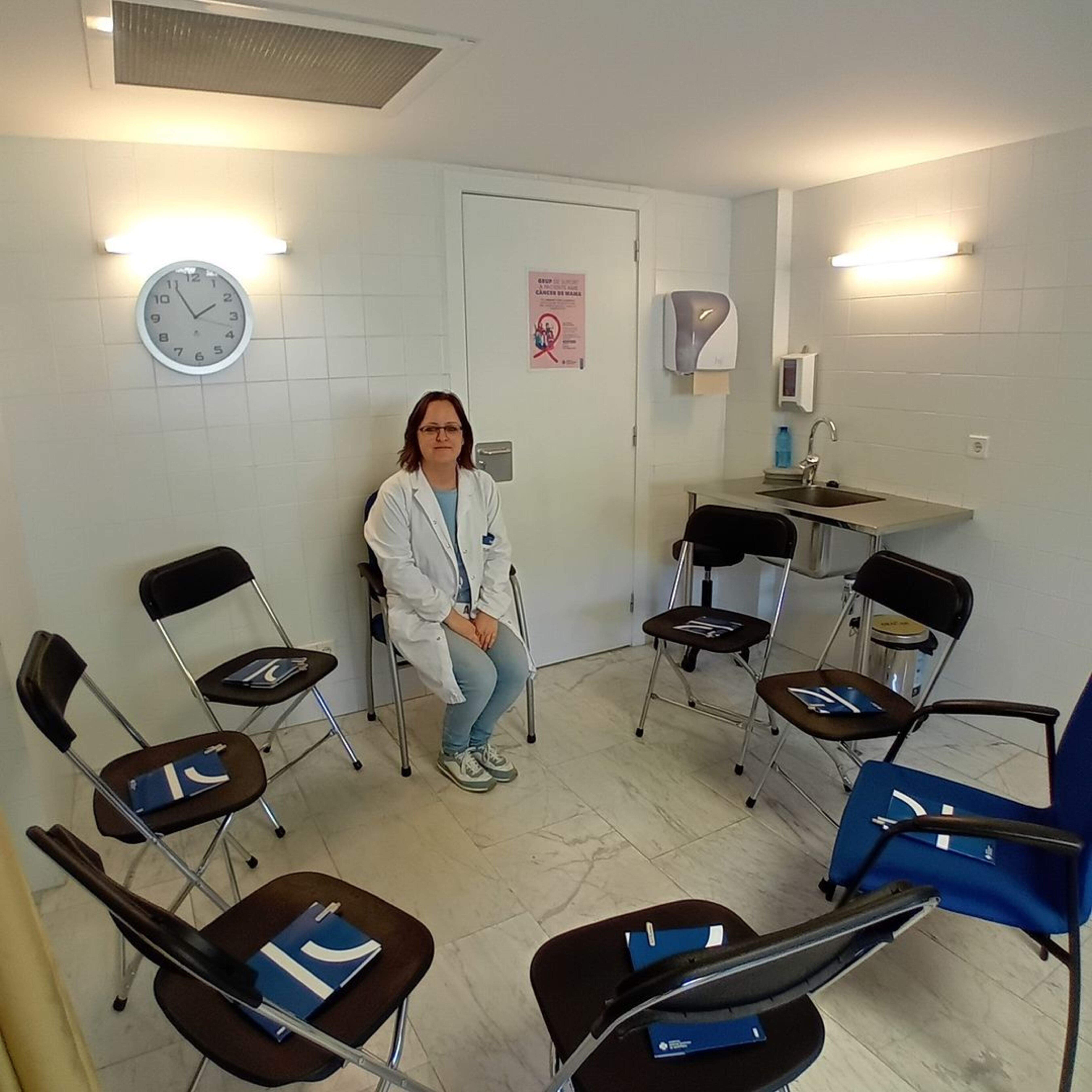 La psicooncòloga Laura Medina en la sala on es fan les sessions.