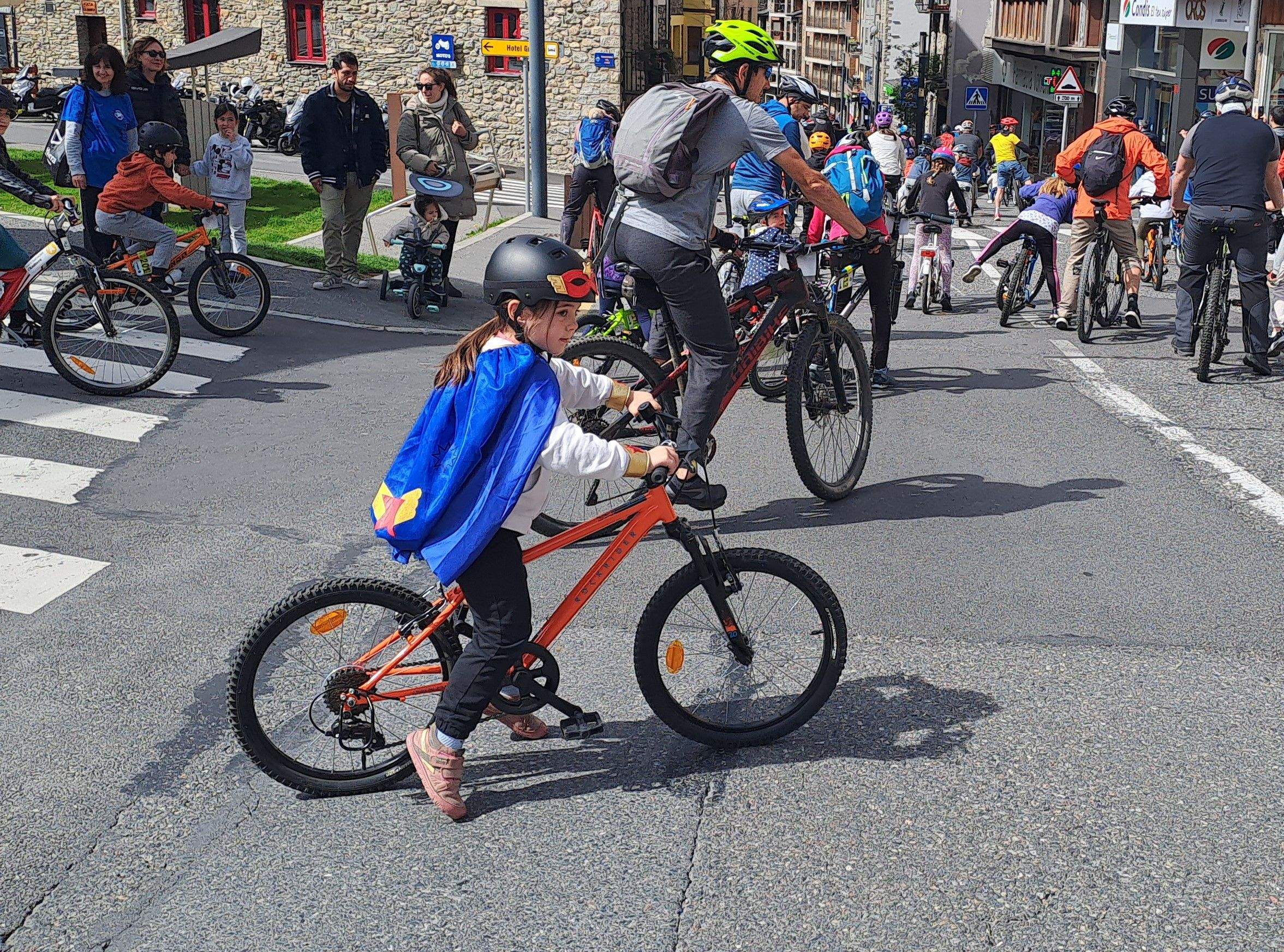 Bicicletada amb capa de superheroïna. Bicicletada amb capa de superheroïna.