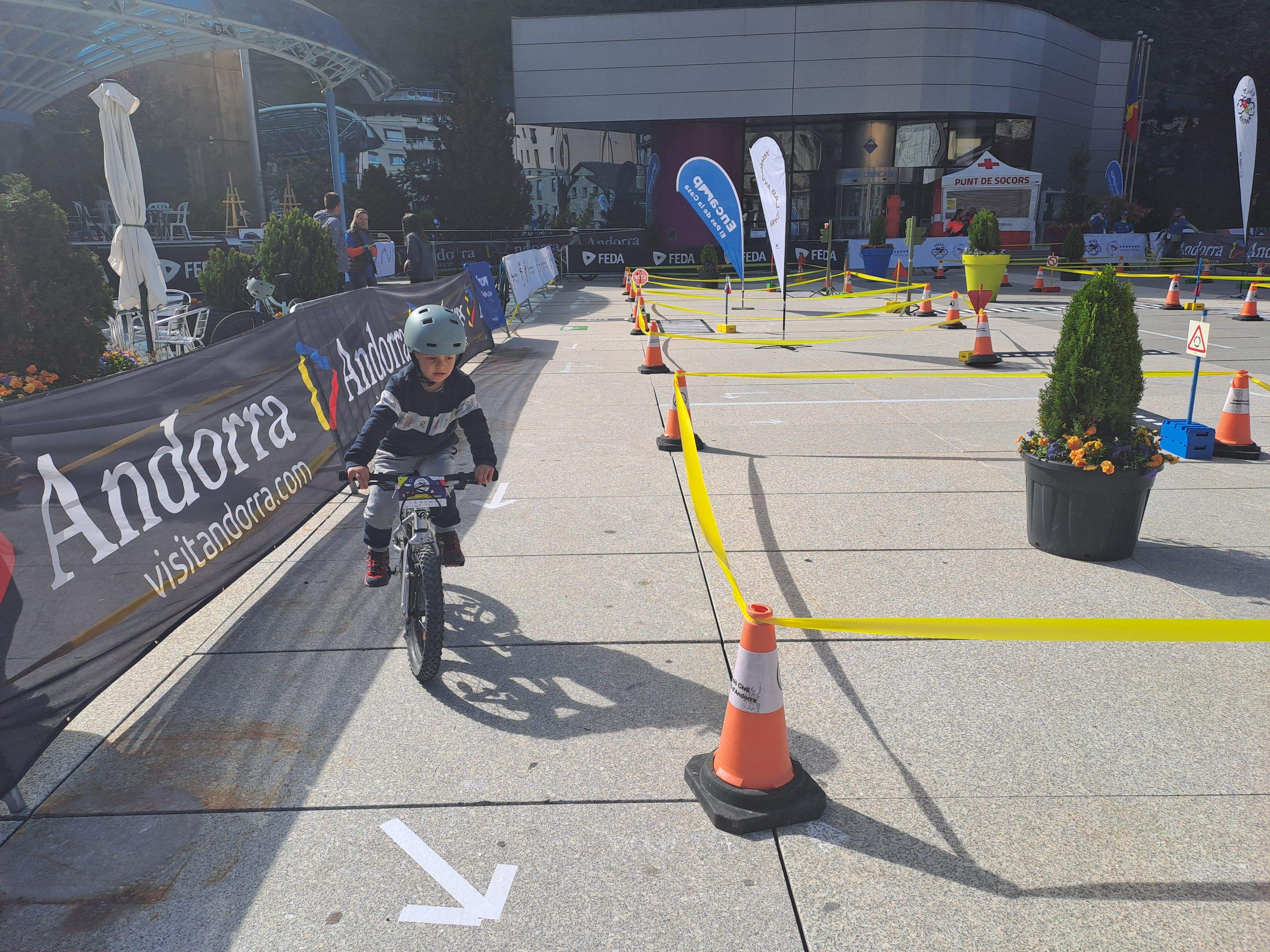 Un nen al circuit habilitat a la plaça dels Arínsols. Un nen al circuit habilitat a la plaça dels Arínsols.
