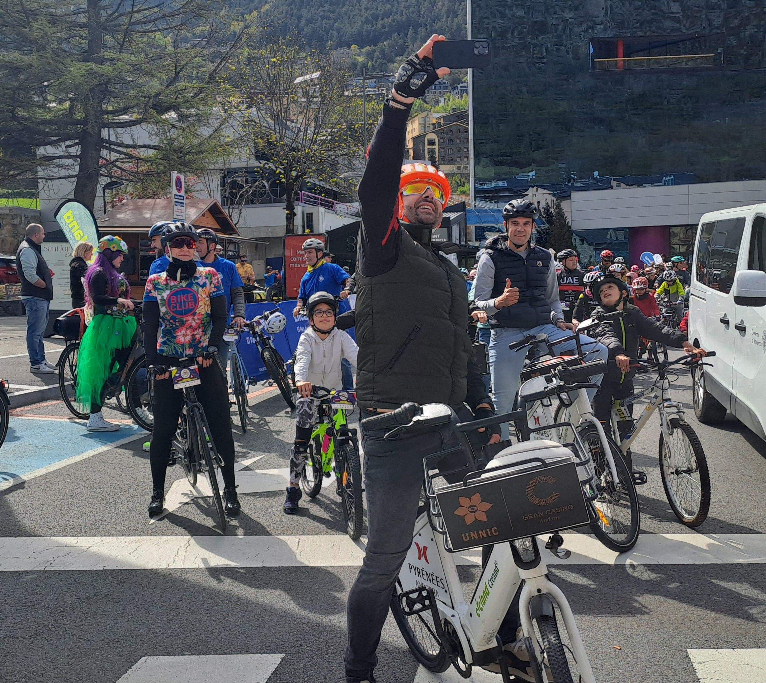 Nino Marot i les autoritats es fan una 'selfie' Nino Marot i les autoritats es fan una 'selfie'