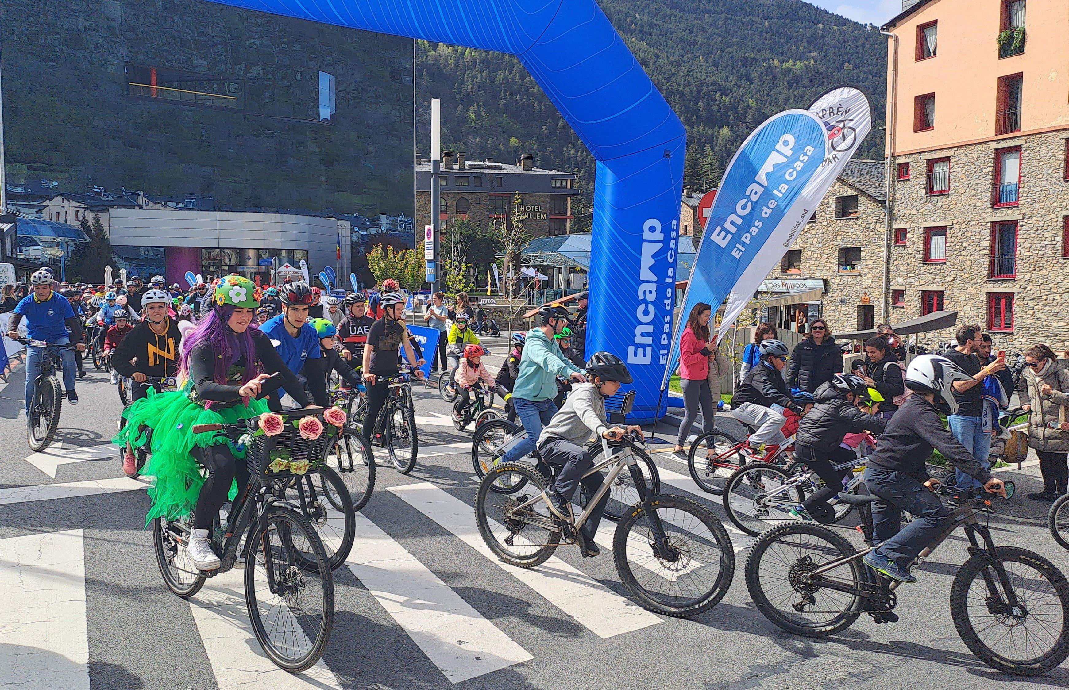 La sortida, amb alguna corrededora amb indumentària curiosa. La sortida, amb alguna corrededora amb indumentària curiosa.