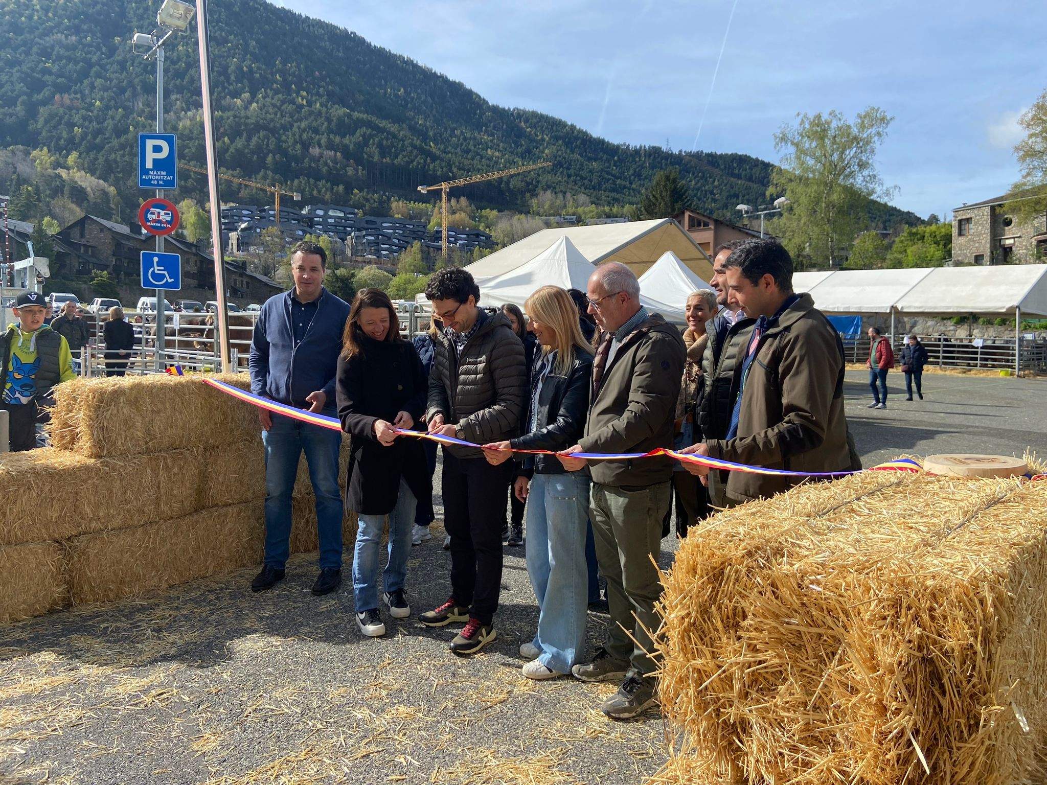 Les autoritats, amb els cònsols d'Ordino i el ministre d'Agricultura al capdavant, donant inici a la Fira. 