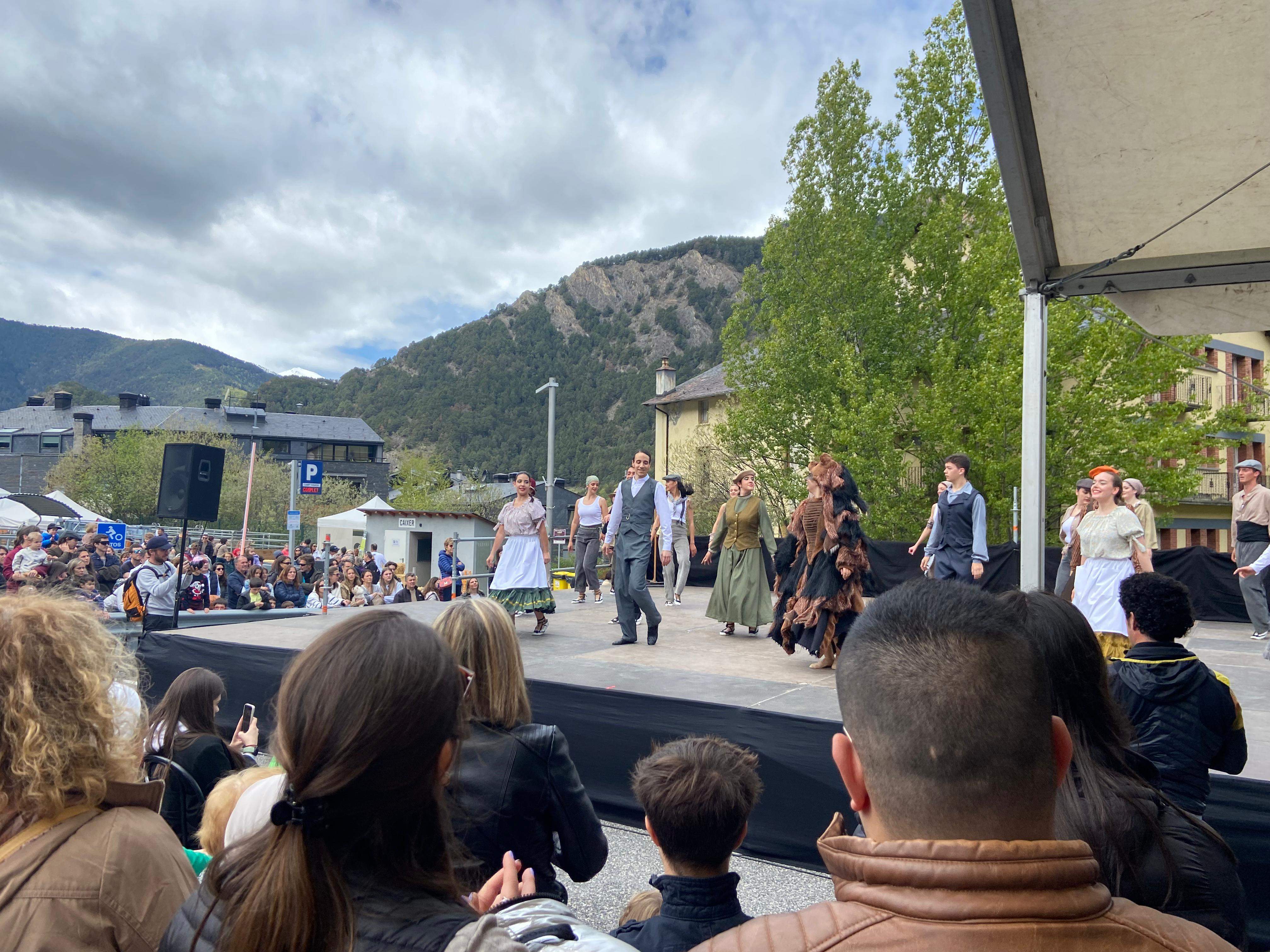 L'Esbart de Valls del Nord ha posat el fi de festa.