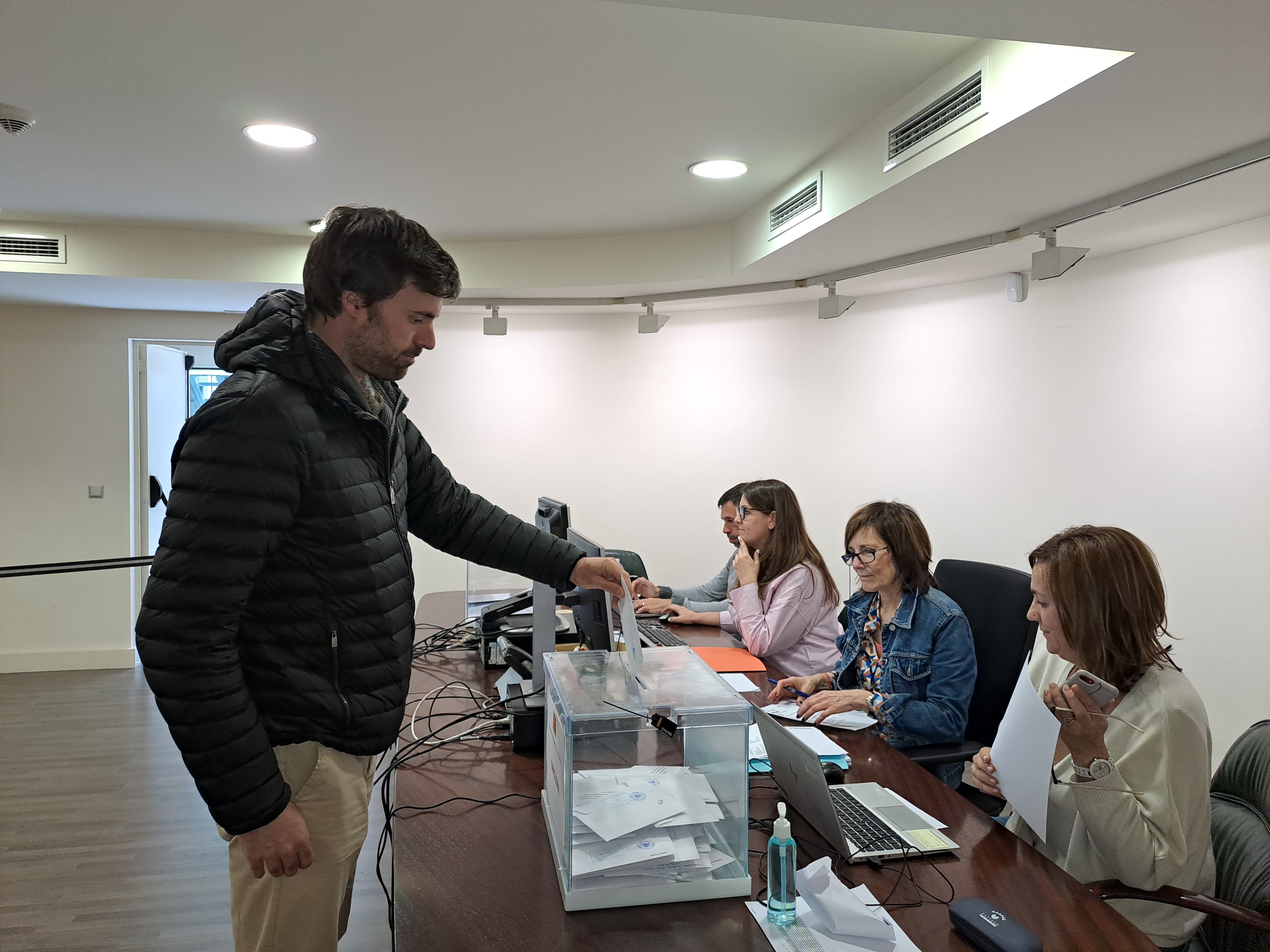 Un elector diposita el seu vot.