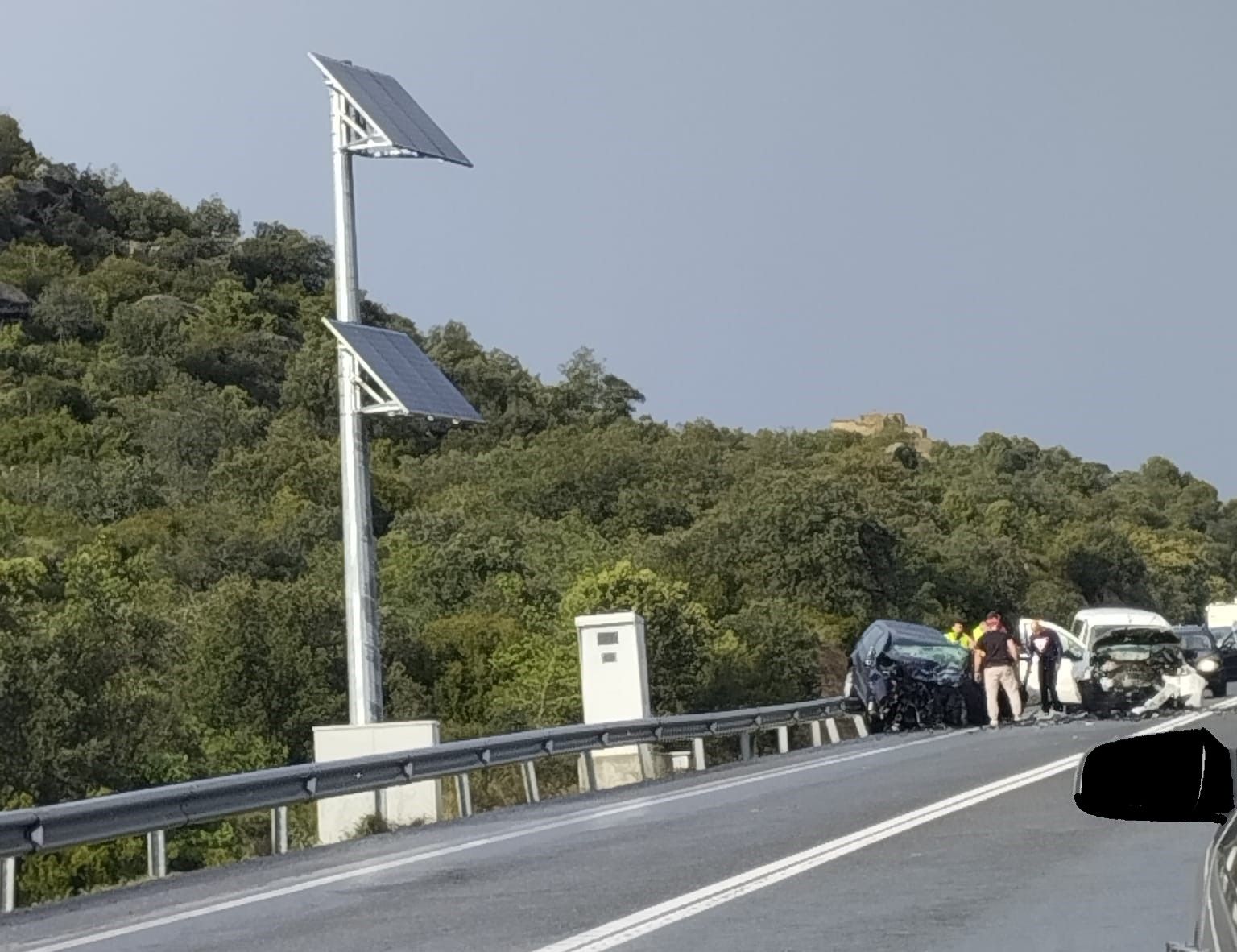 Els dos vehicles han patit danys considerables. Els dos vehicles han patit danys considerables.