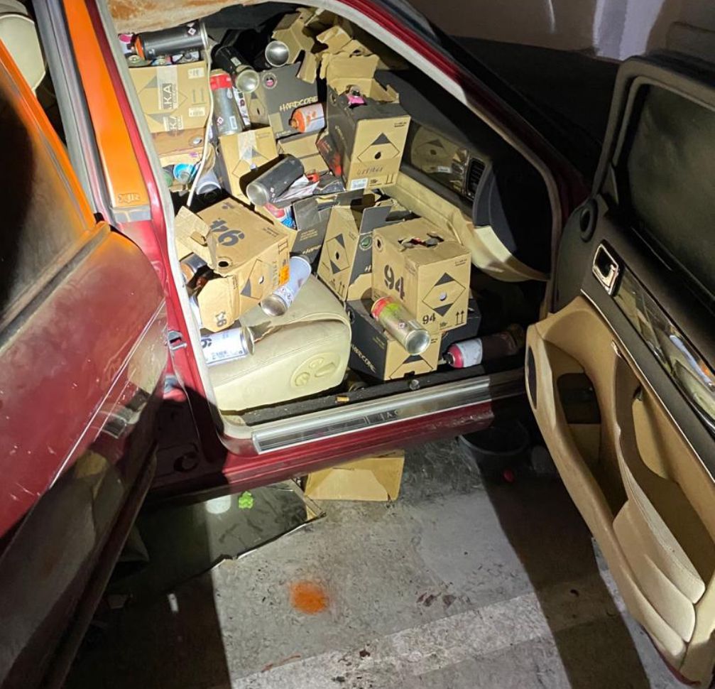 A l'interior del vehicle hi havia desenes de caixes amb pots d'esprai.