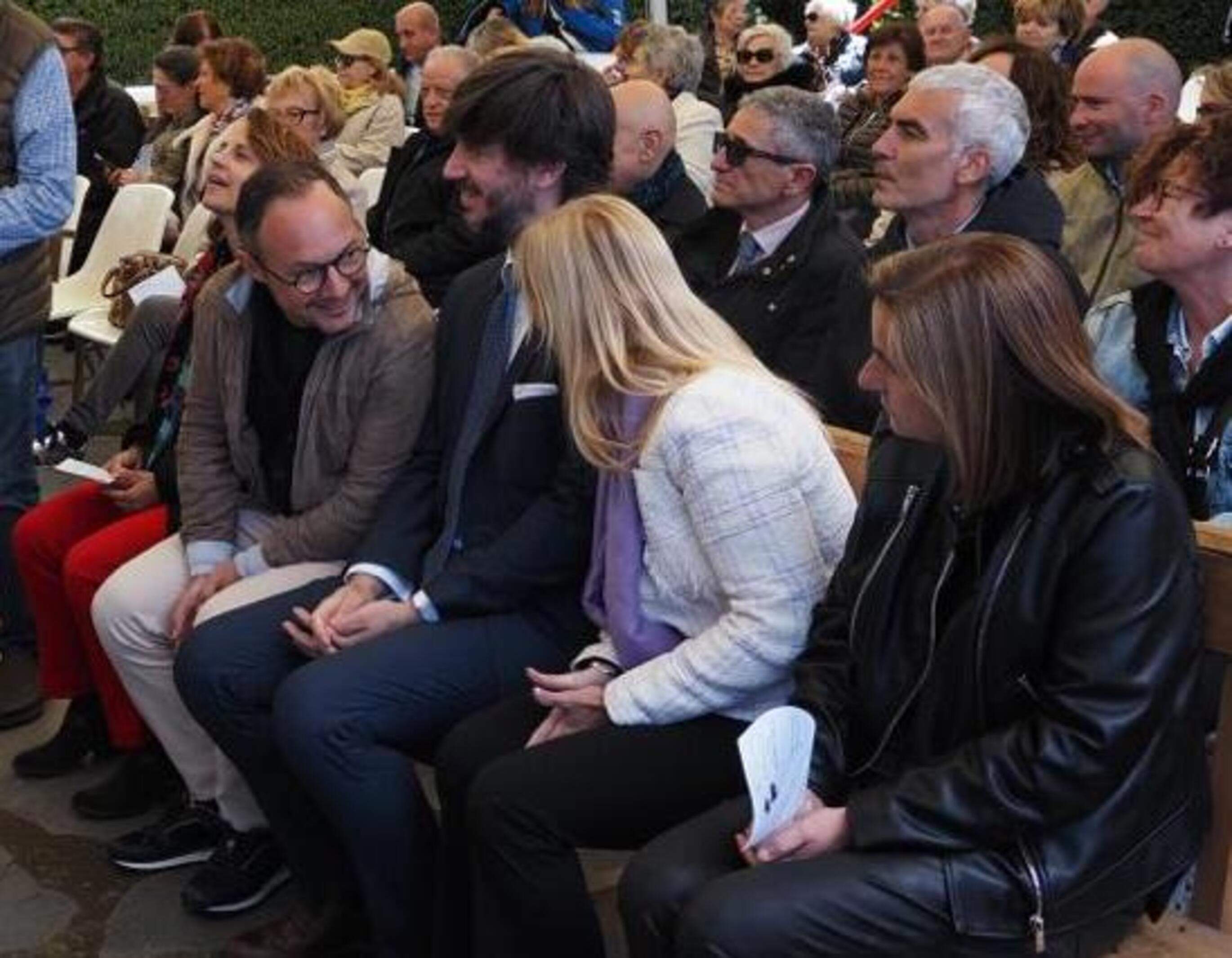 Xavier Espot conversant amb els síndics durant la missa a Sant Miquel d'Engolasters.