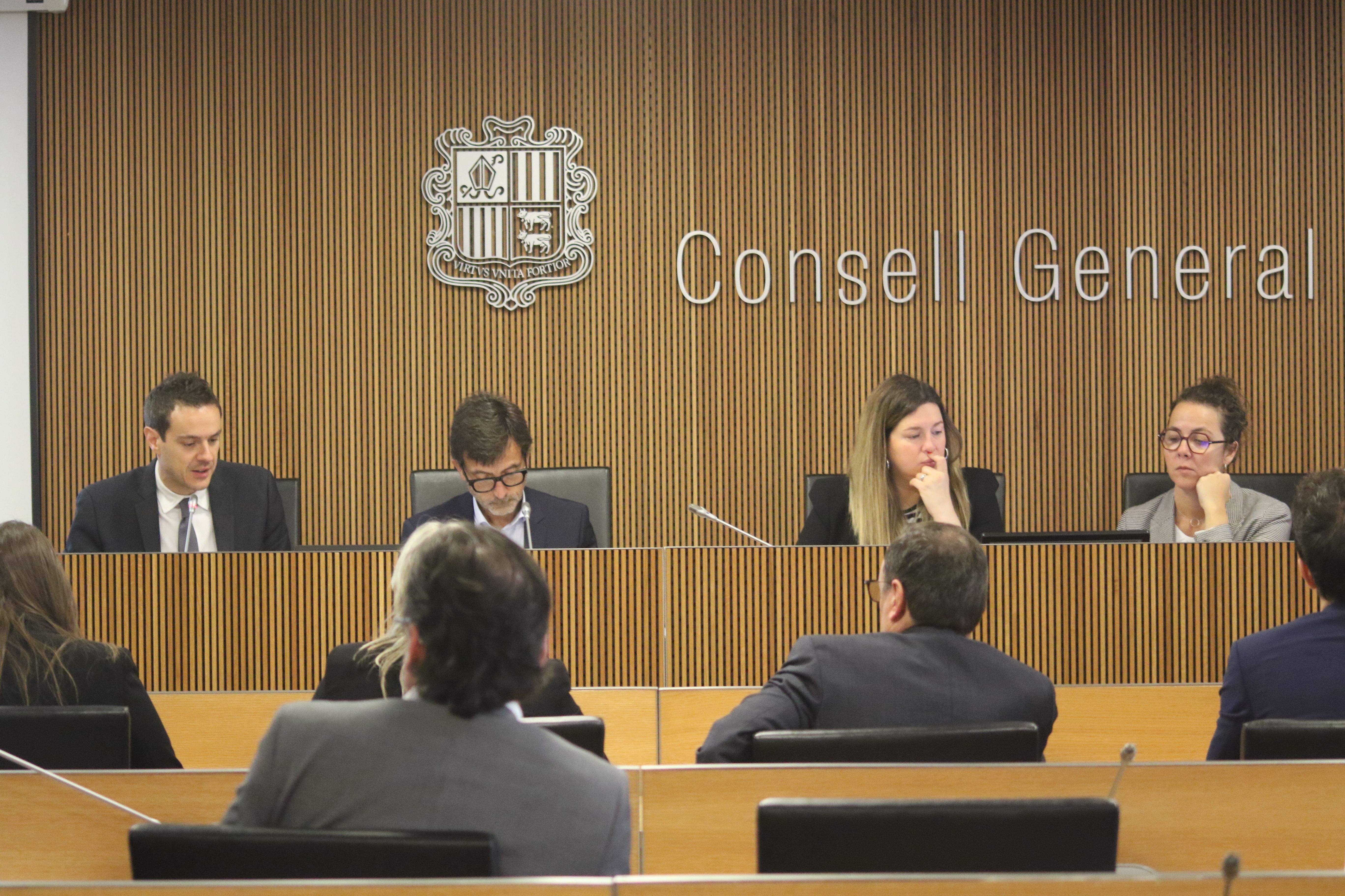 Marc Galabert durant el seu torn d'exposició al costat de Jordi Cinca, Maria Martisella i Judith Casal.