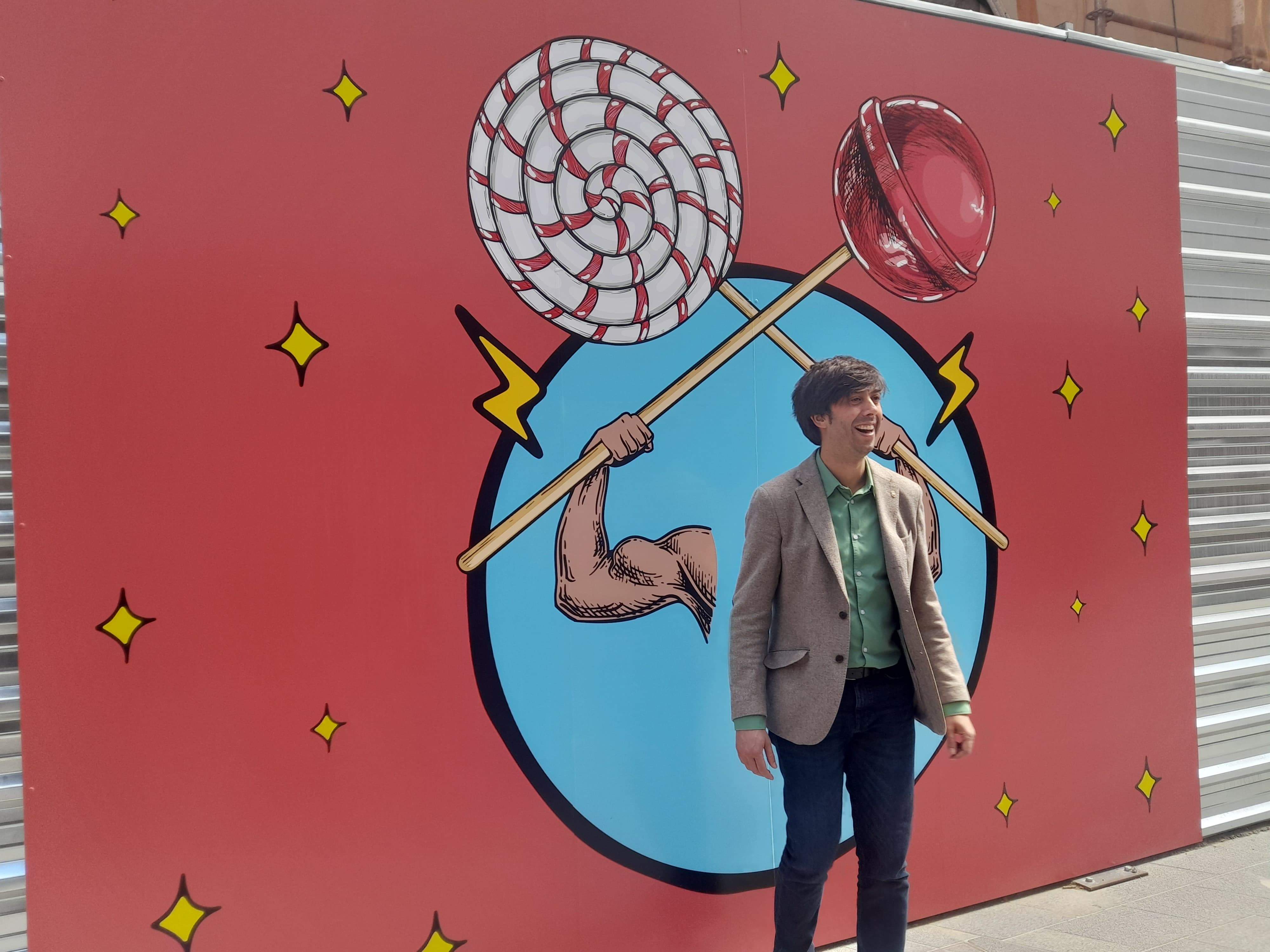 Sergi González en una altar de les il·lustracions al voltant de les obres del Node.