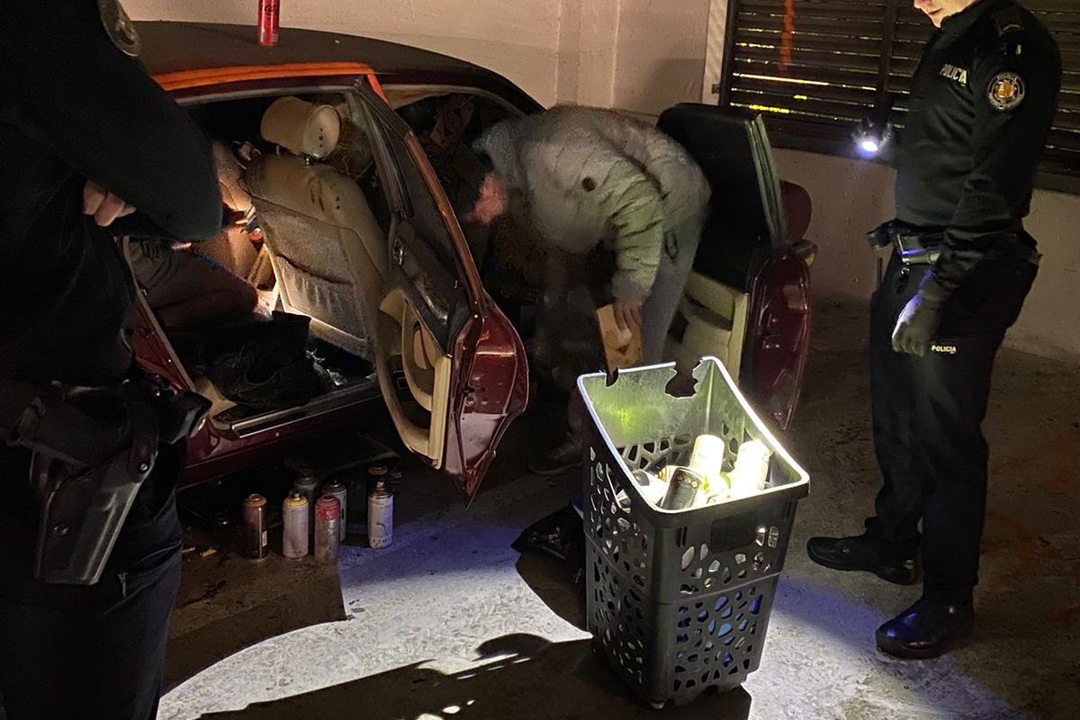 Agents de policia i del servei de circulació fent retirar al jove els esprais del cotxe. Agents de policia i del servei de circulació fent retirar al jove els esprais del cotxe.