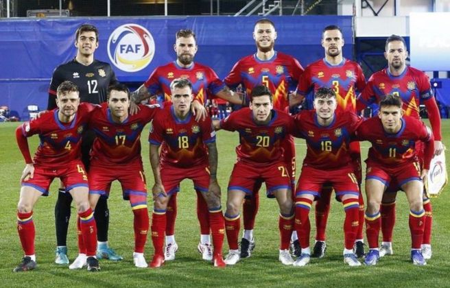 Marc Vales (3) i Albert Rosas (11), en l'onze inicial d'un duel de classificació per a l'Eurocopa.