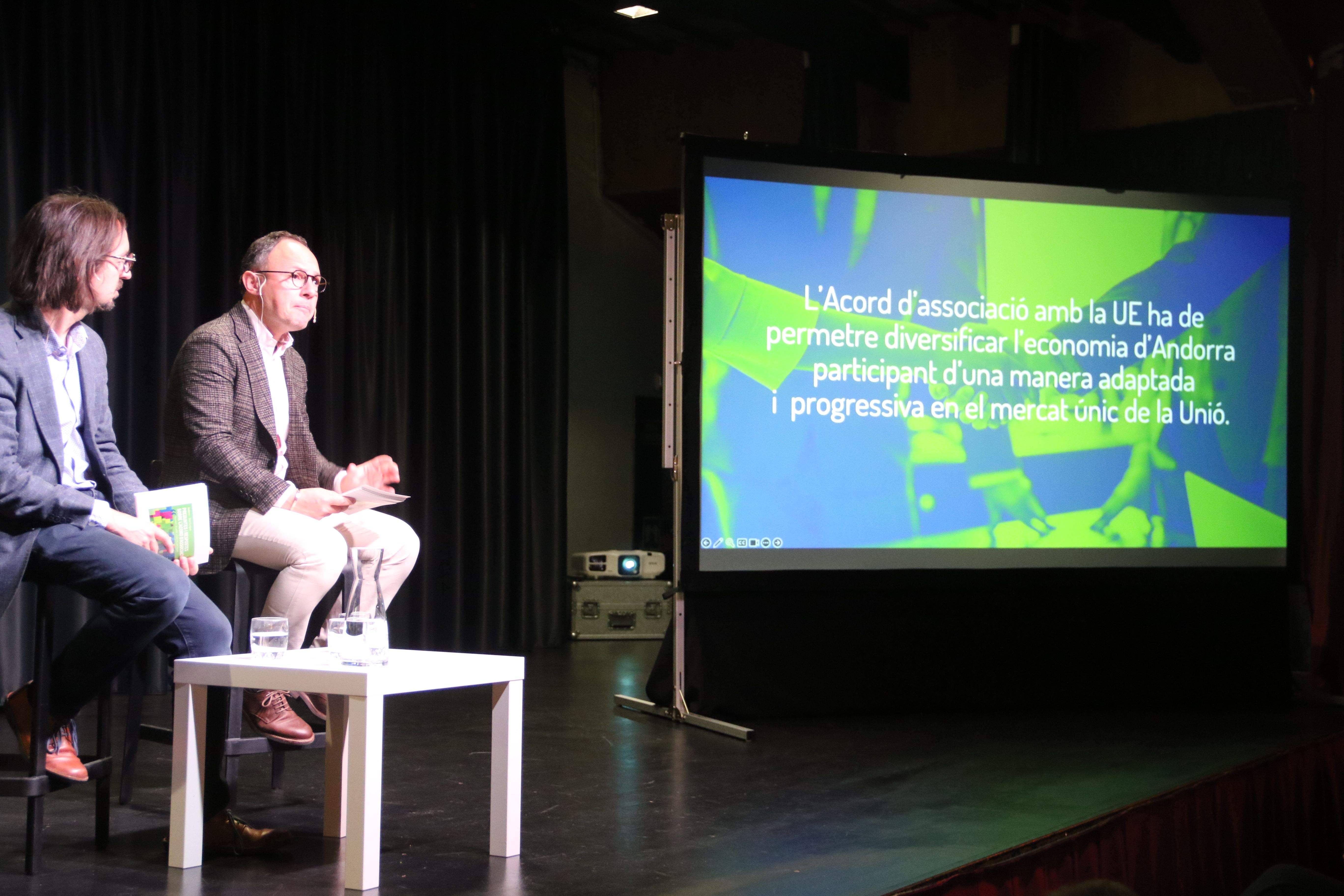 Landry Riba i Xavier Espot en un moment de la seva exposició. Landry Riba i Xavier Espot en un moment de la seva exposició.