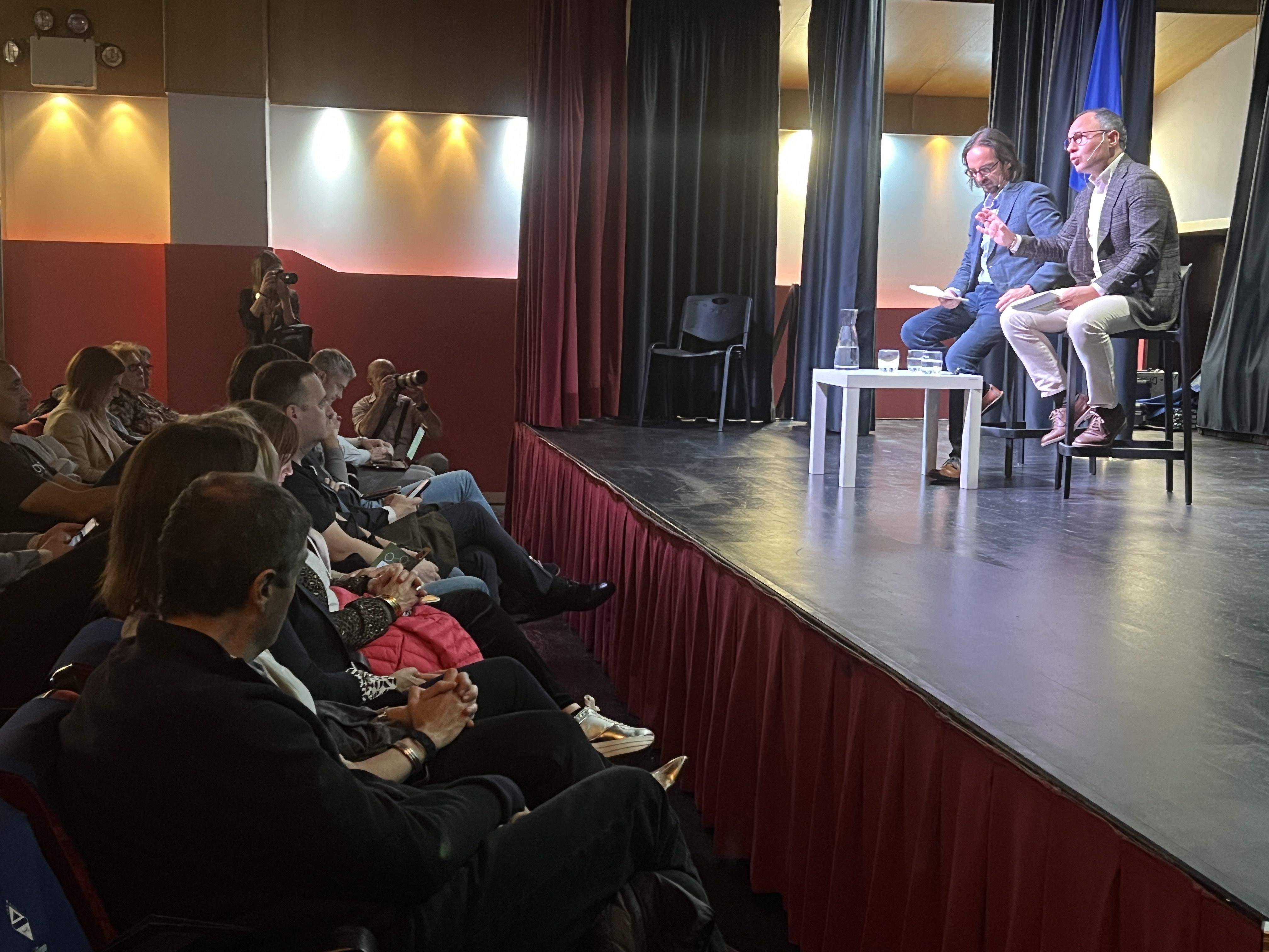 Un moment de la reunió. Un moment de la reunió.