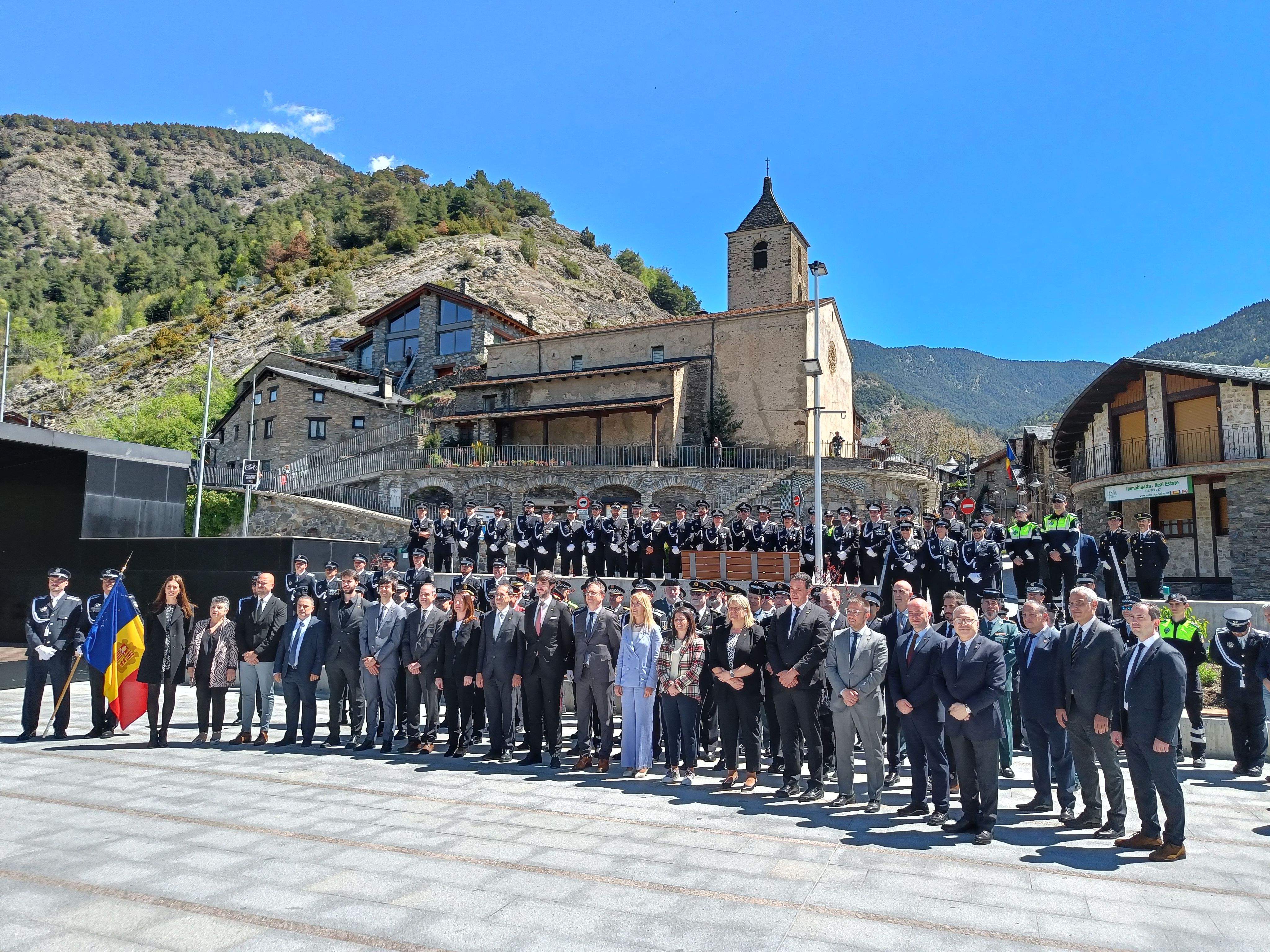 Foto de família d'autoritats i agents de circulació.