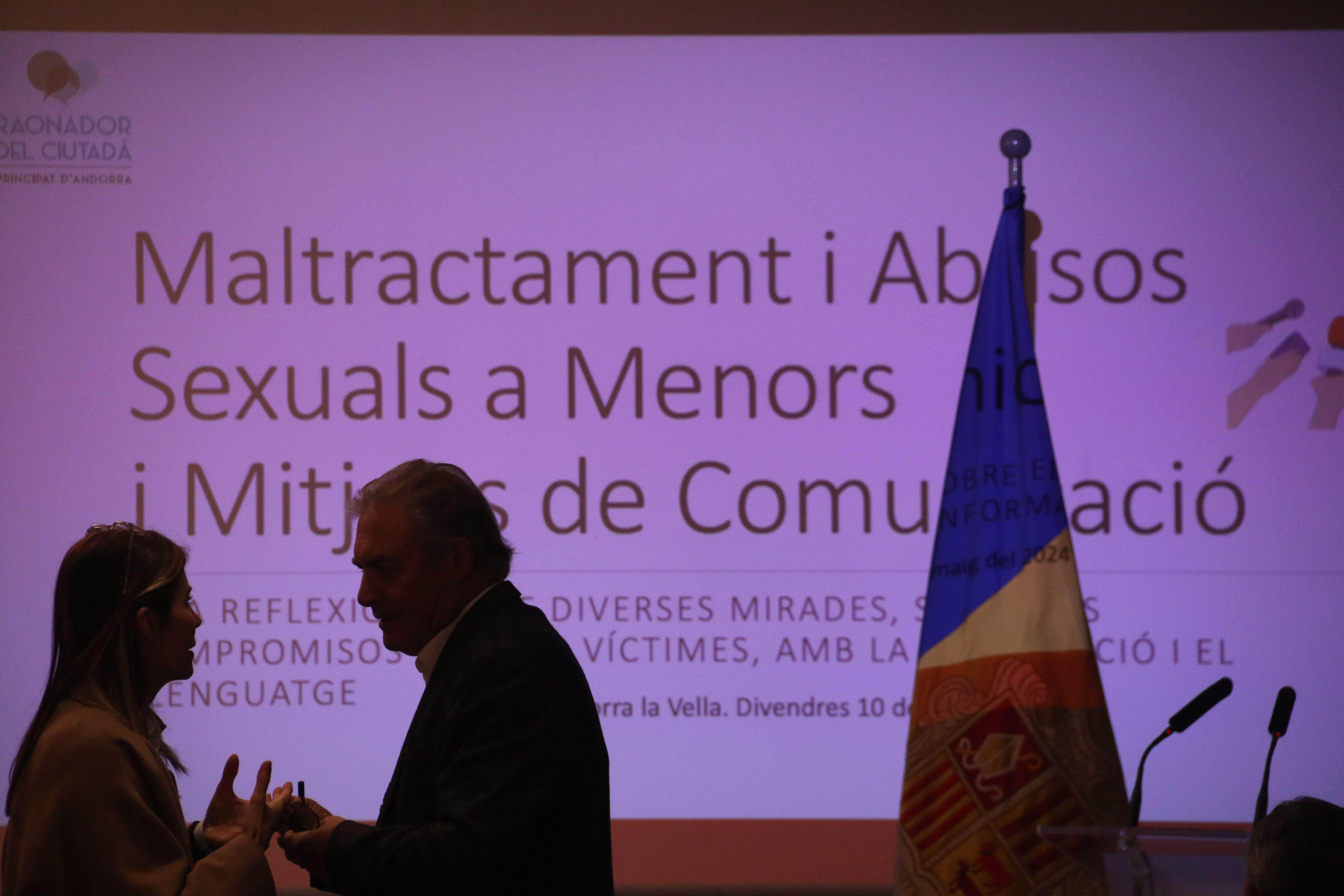 La secretària judicial Gràcia Porté conversant amb el magistrat jubilat del Tribunal de Corts Josep Maria Pijuan. La secretària judicial Gràcia Porté conversant amb el magistrat jubilat del Tribunal de Corts Josep Maria Pijuan.