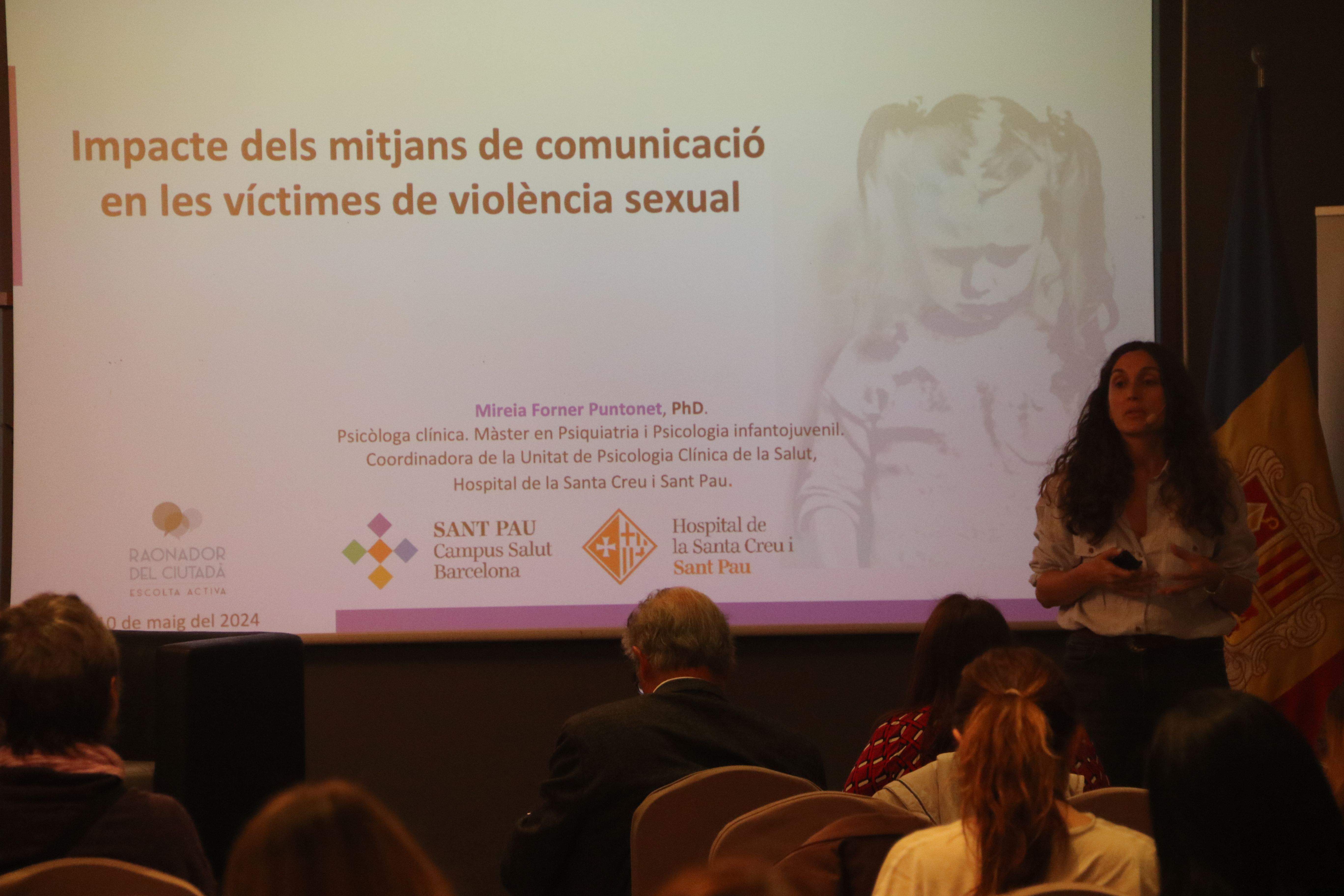 La psicòloga Mireia Forner durant la seva exposició. La psicòloga Mireia Forner durant la seva exposició.