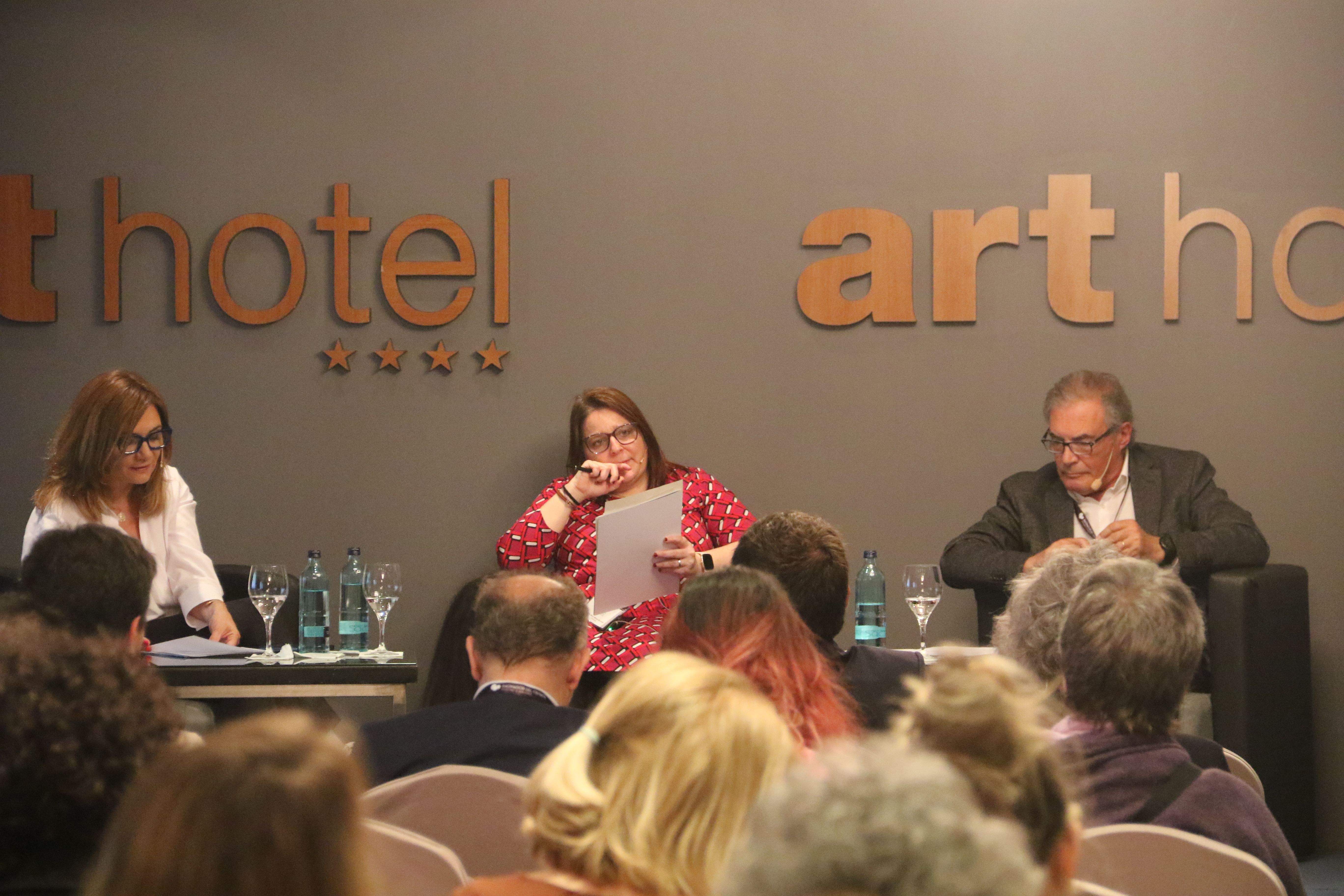 Un moment de la taula rodona amb Gemma Rial, Núria Sara Miras i Josep Maria Pijuan. Un moment de la taula rodona amb Gemma Rial, Núria Sara Miras i Josep Maria Pijuan.