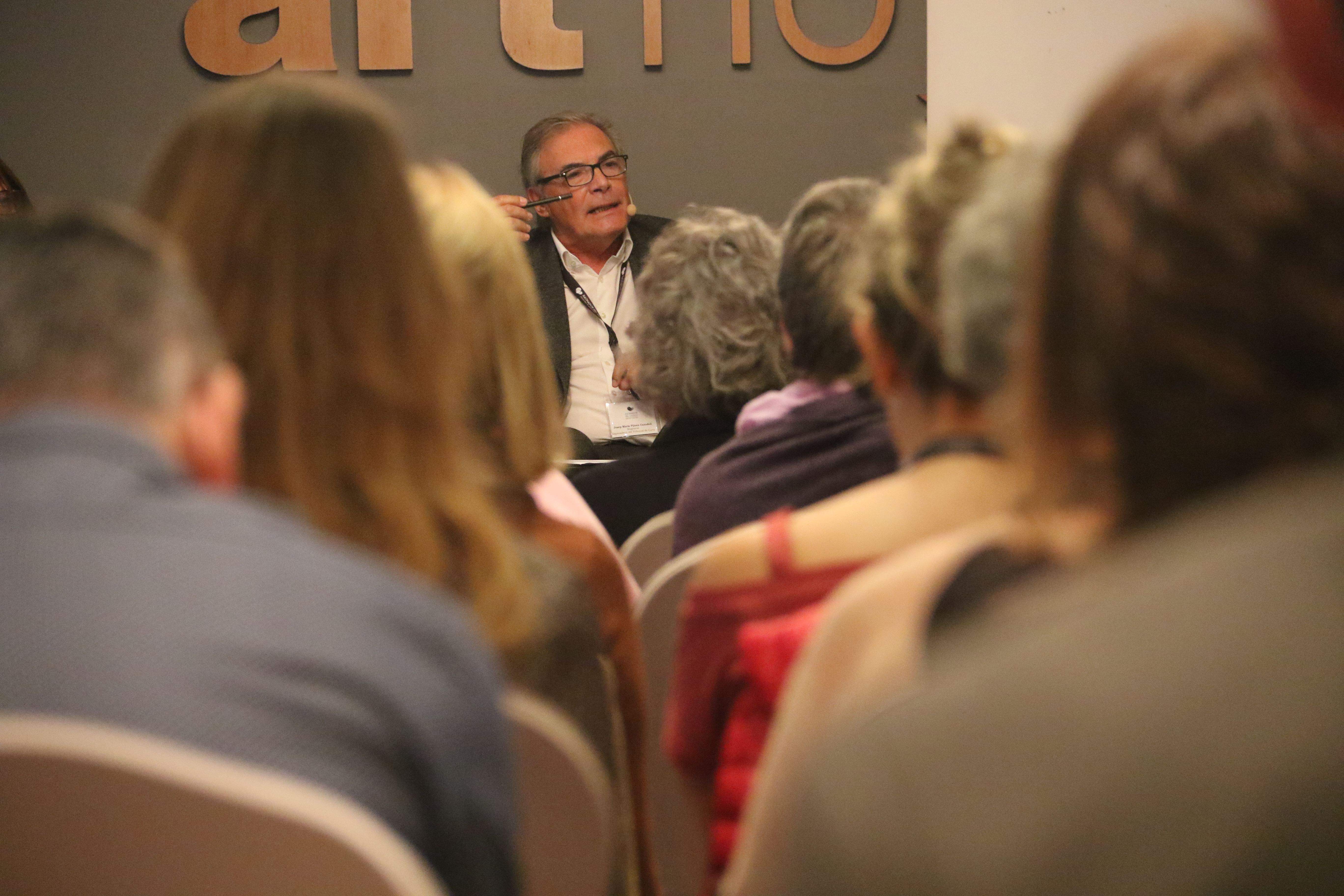 L'expresident del Tribunal de Corts Josep Maria Pijuan durant la seva exposició. L'expresident del Tribunal de Corts Josep Maria Pijuan durant la seva exposició.