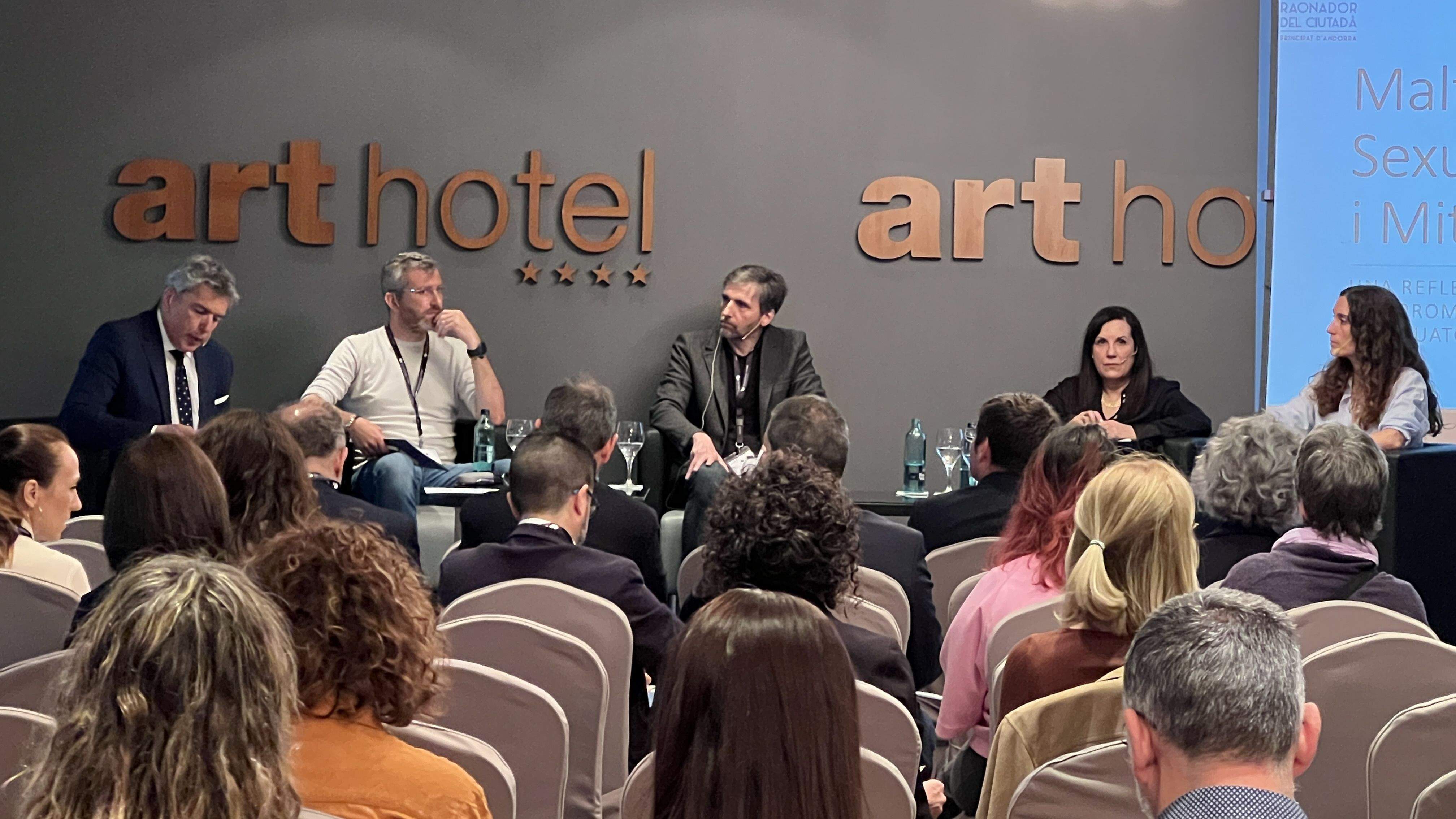 Josep Puigbó, Albert Llimós, Joan Micó, Gemma Garcia i Mireia Forner en la primera taula rodona.