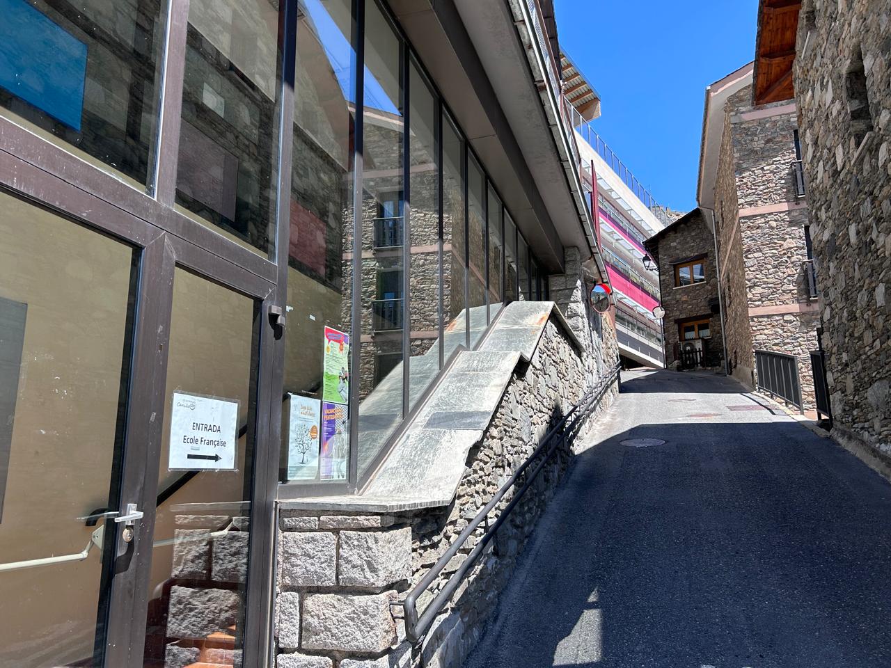 Exterior de l'escola francesa de Canillo. Exterior de l'escola francesa de Canillo.