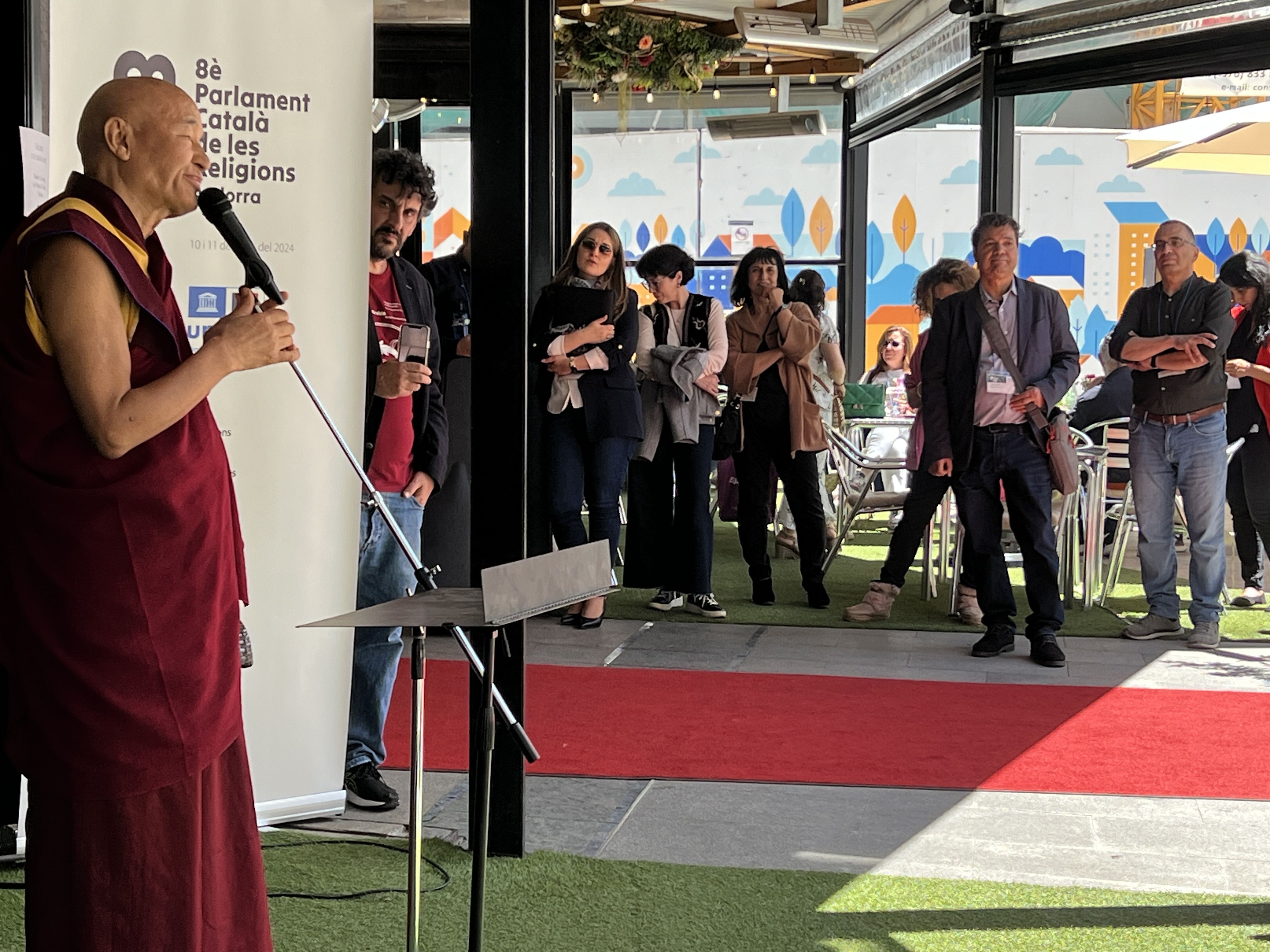 El director de la Casa del Tibet de Barcelona durant el seu parlament.