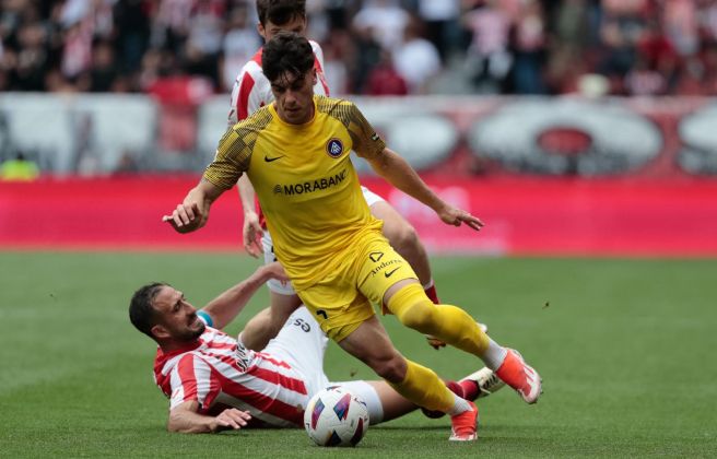 Lobete s'ha barallat amb tota la defensa de l'Sporting sense premi final. Lobete s'ha barallat amb tota la defensa de l'Sporting sense premi final.