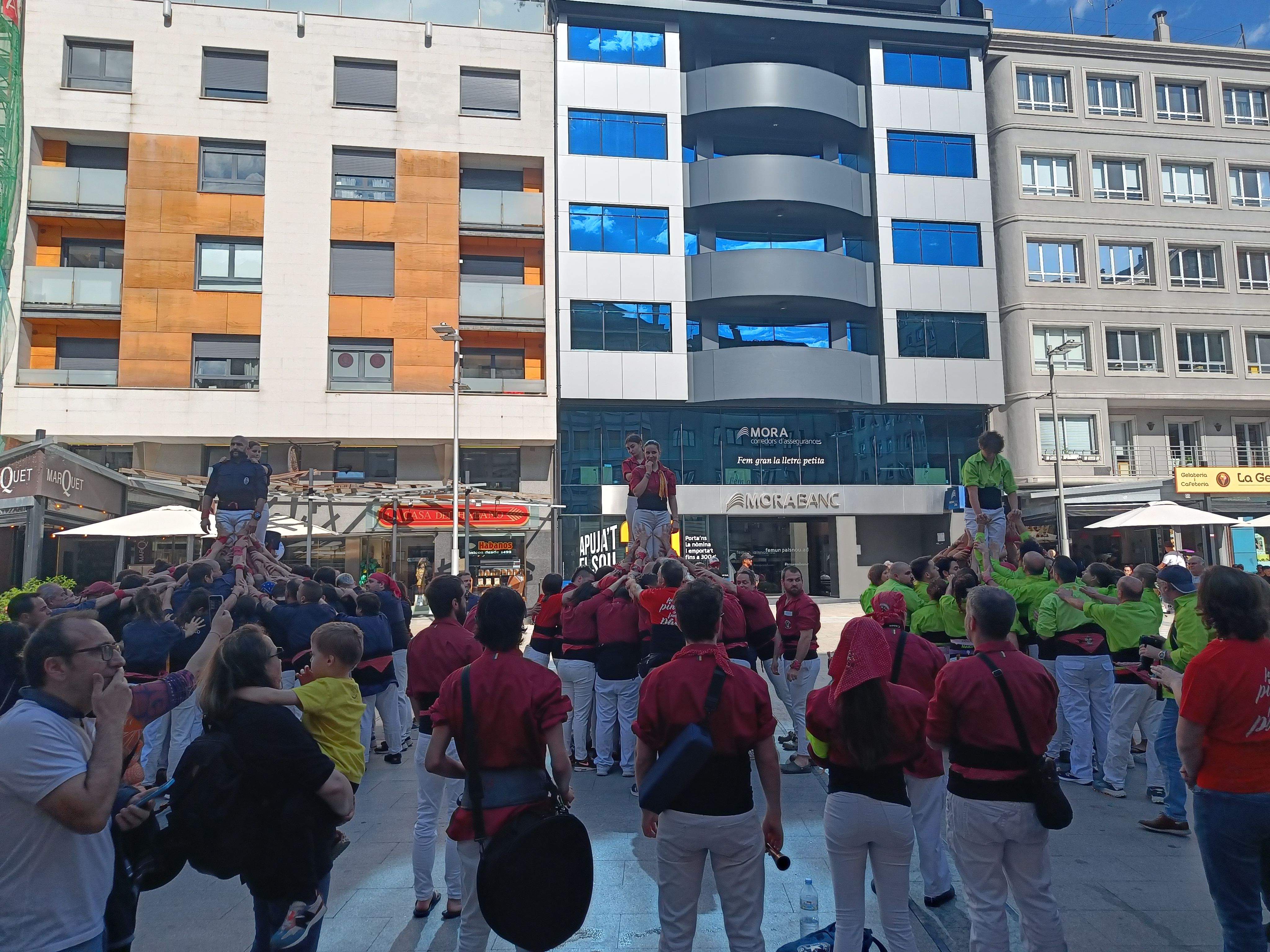 Les tres colles a punt per aixecar els pilars inicials.