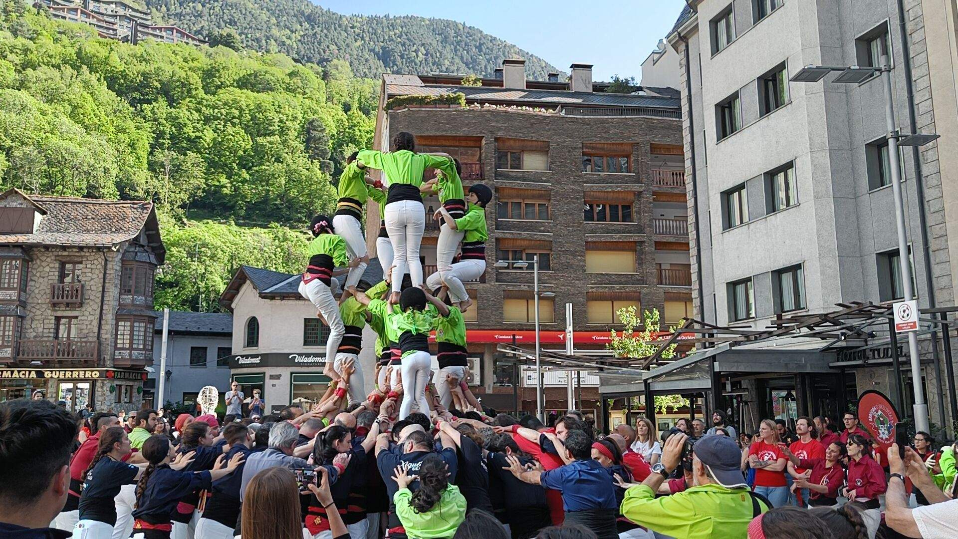 Els castellers de Viladecans aixecant un dels castells.