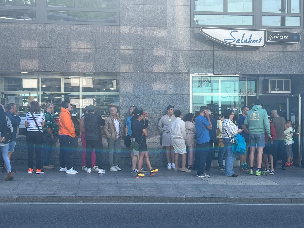 Cua per comprar a Salabert ganivets, aquest dissabte. Cua per comprar a Salabert ganivets, aquest dissabte.