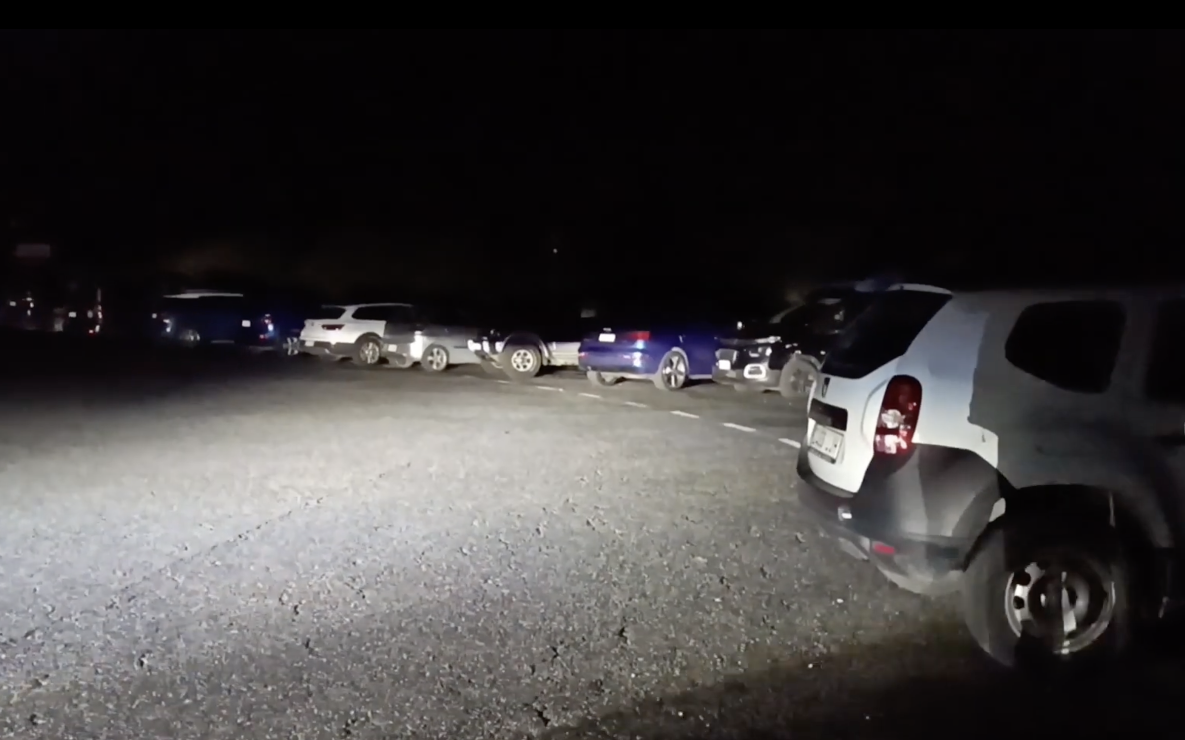 Cotxes estacionats al coll de la Botella aquesta passada nit per intentar veure l'aurora boreal.