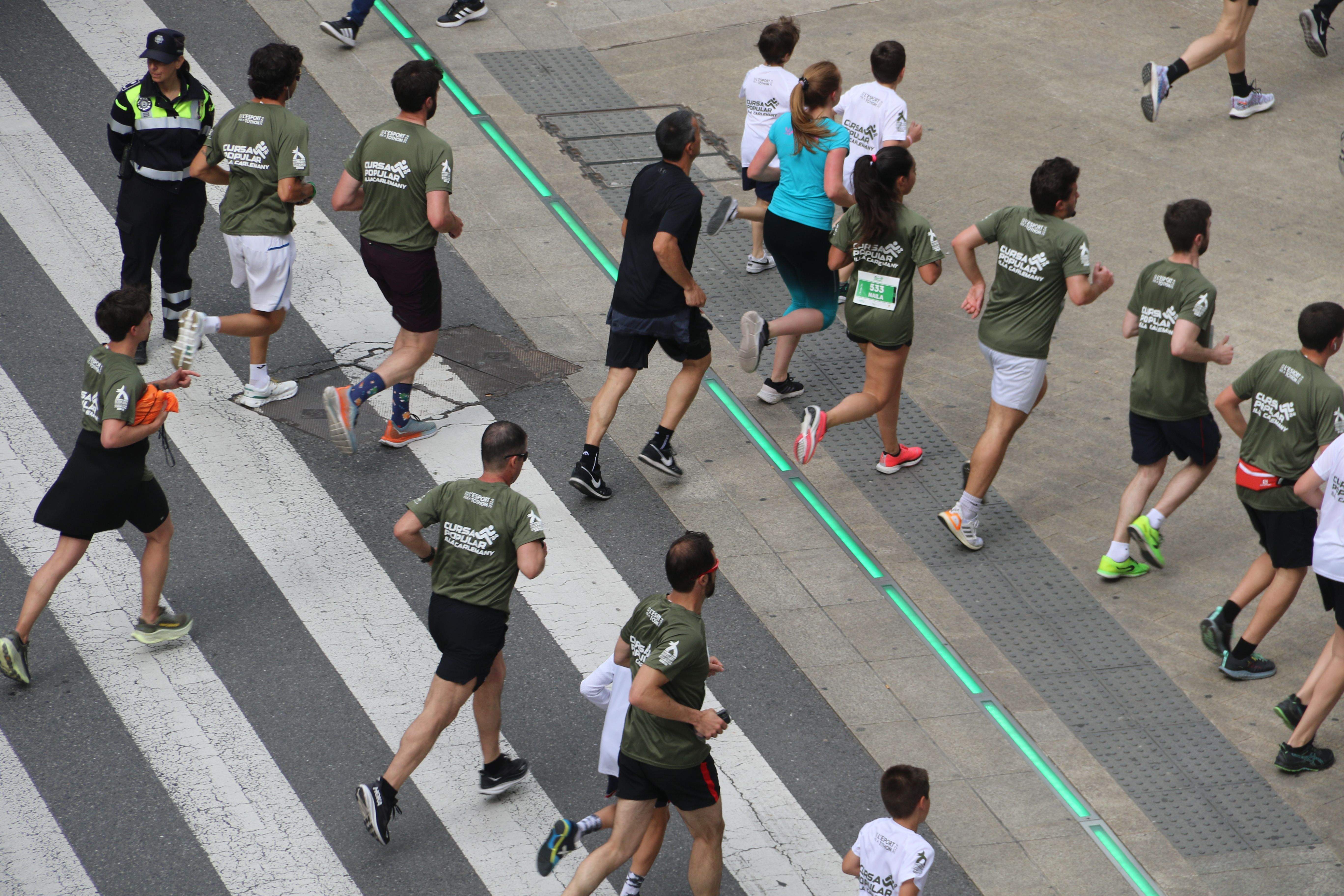 Participants a la cursa corrent per l'avinguda Meritxell en creuar per avinguda Consell d'Europa. Participants a la cursa corrent per l'avinguda Meritxell en creuar per avinguda Consell d'Europa.