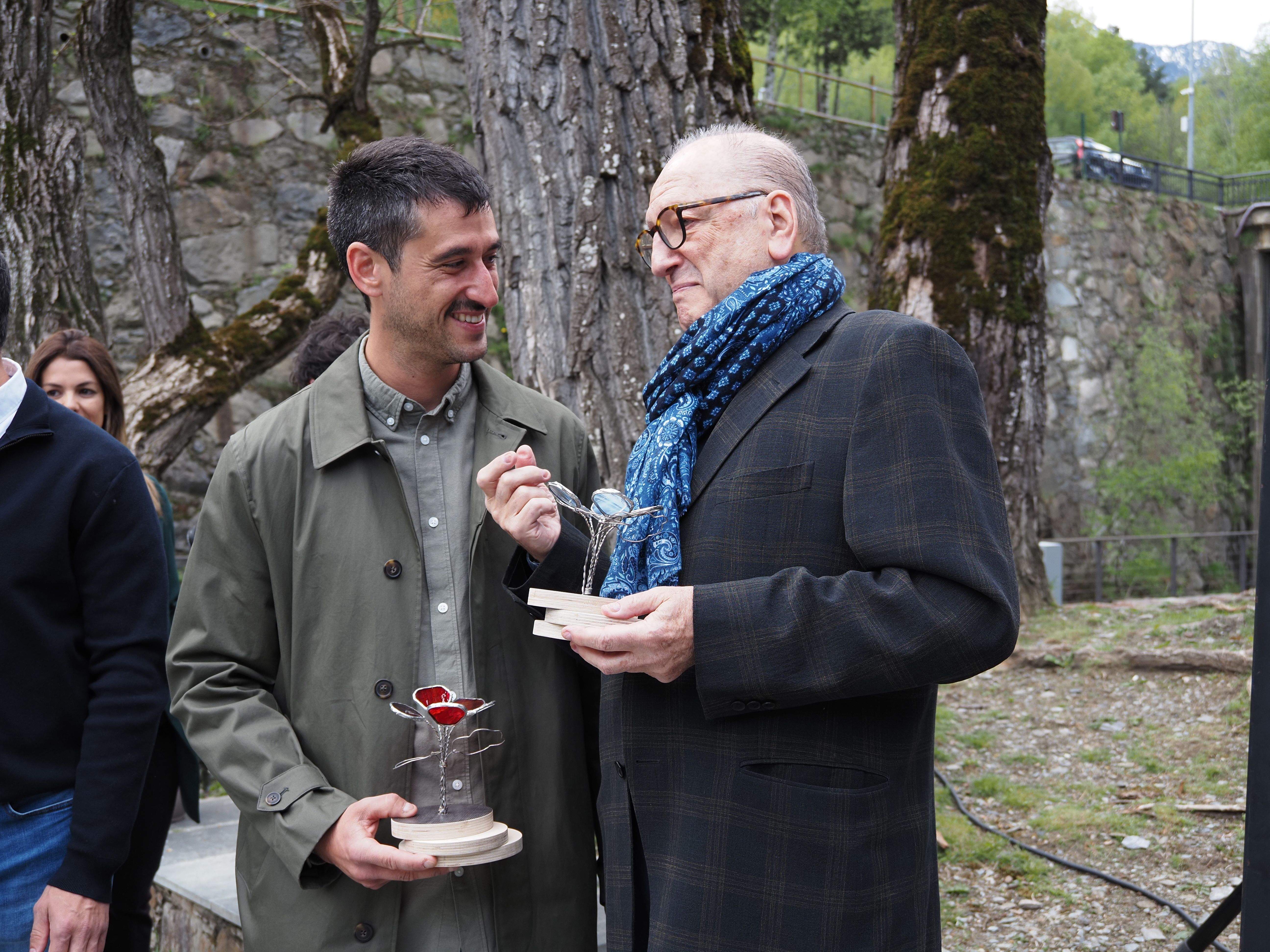 Joaquim Font i Antoni Azurmendi, amb l'escultura.