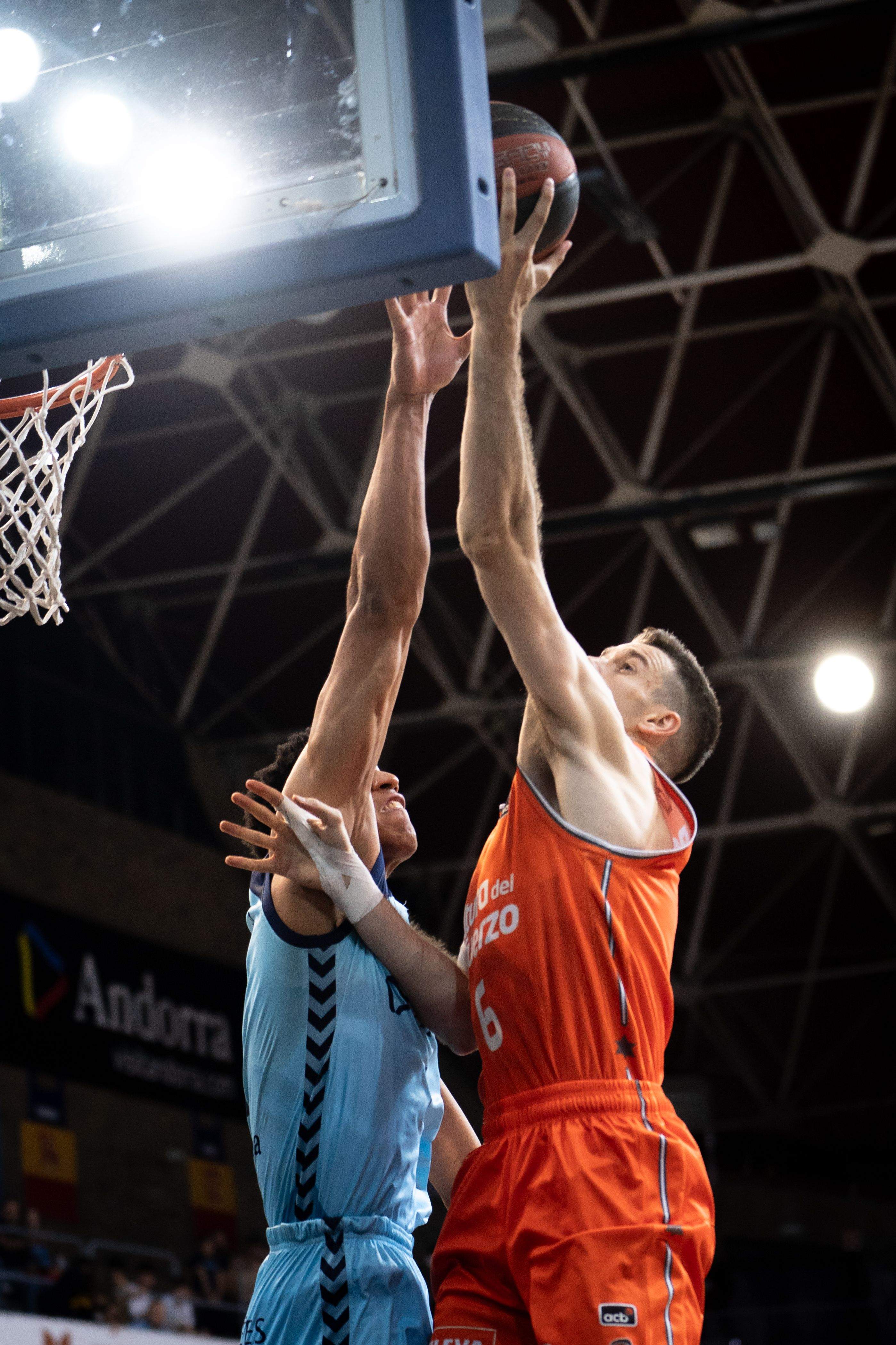 Tyson Pérez intenta evitar una cistella.